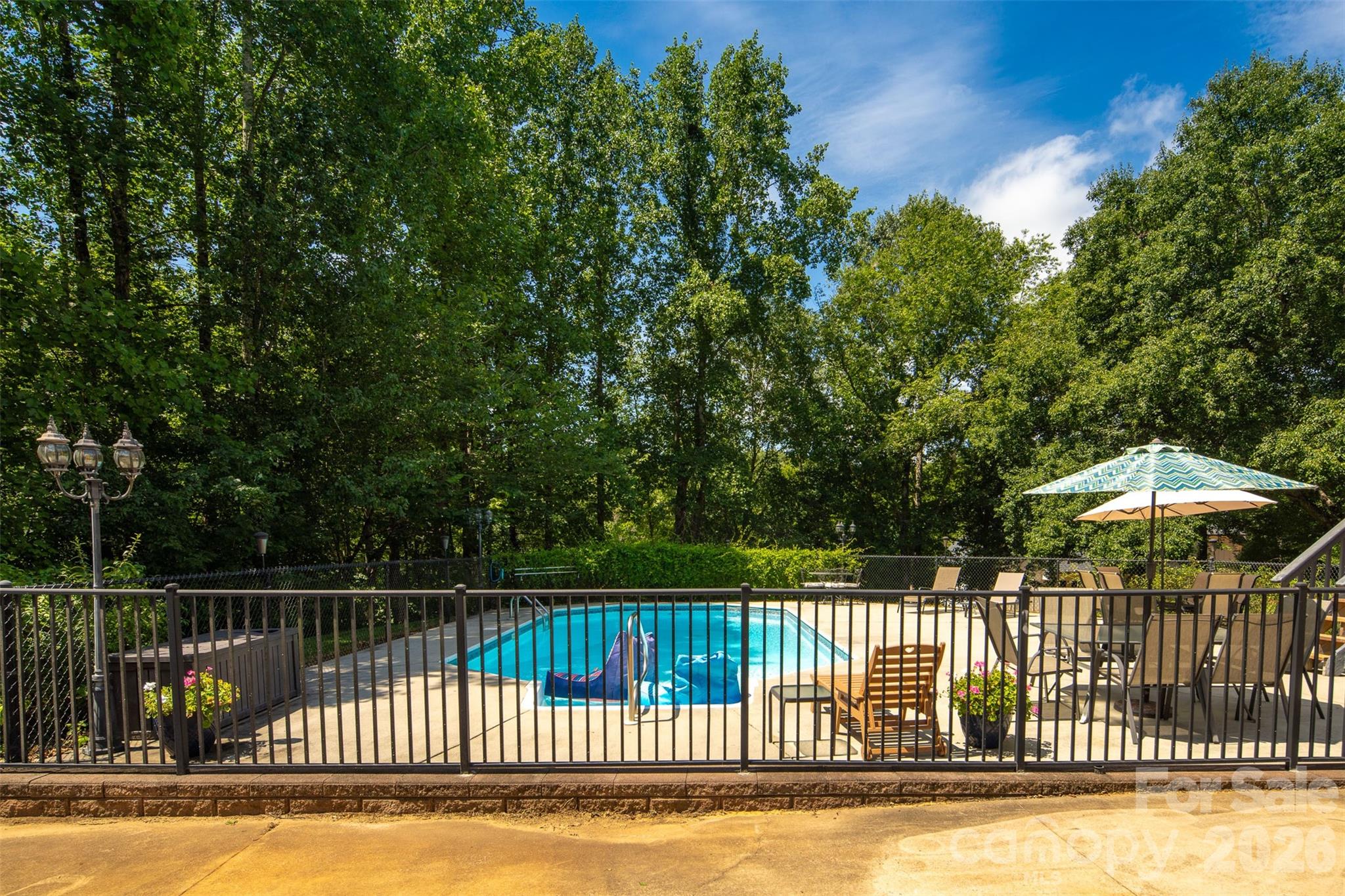 1413 Windemere Lane — Hickory