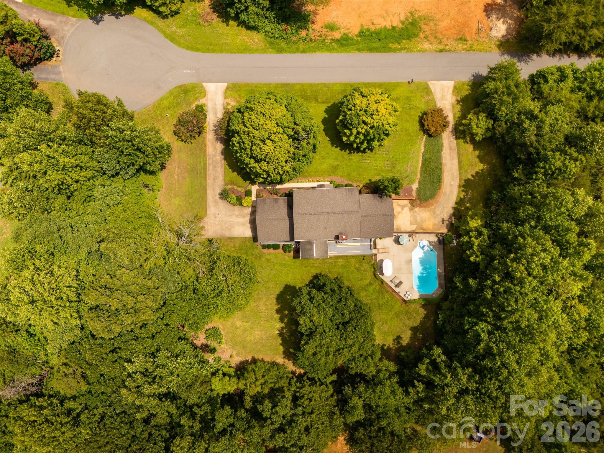 1413 Windemere Lane — Hickory