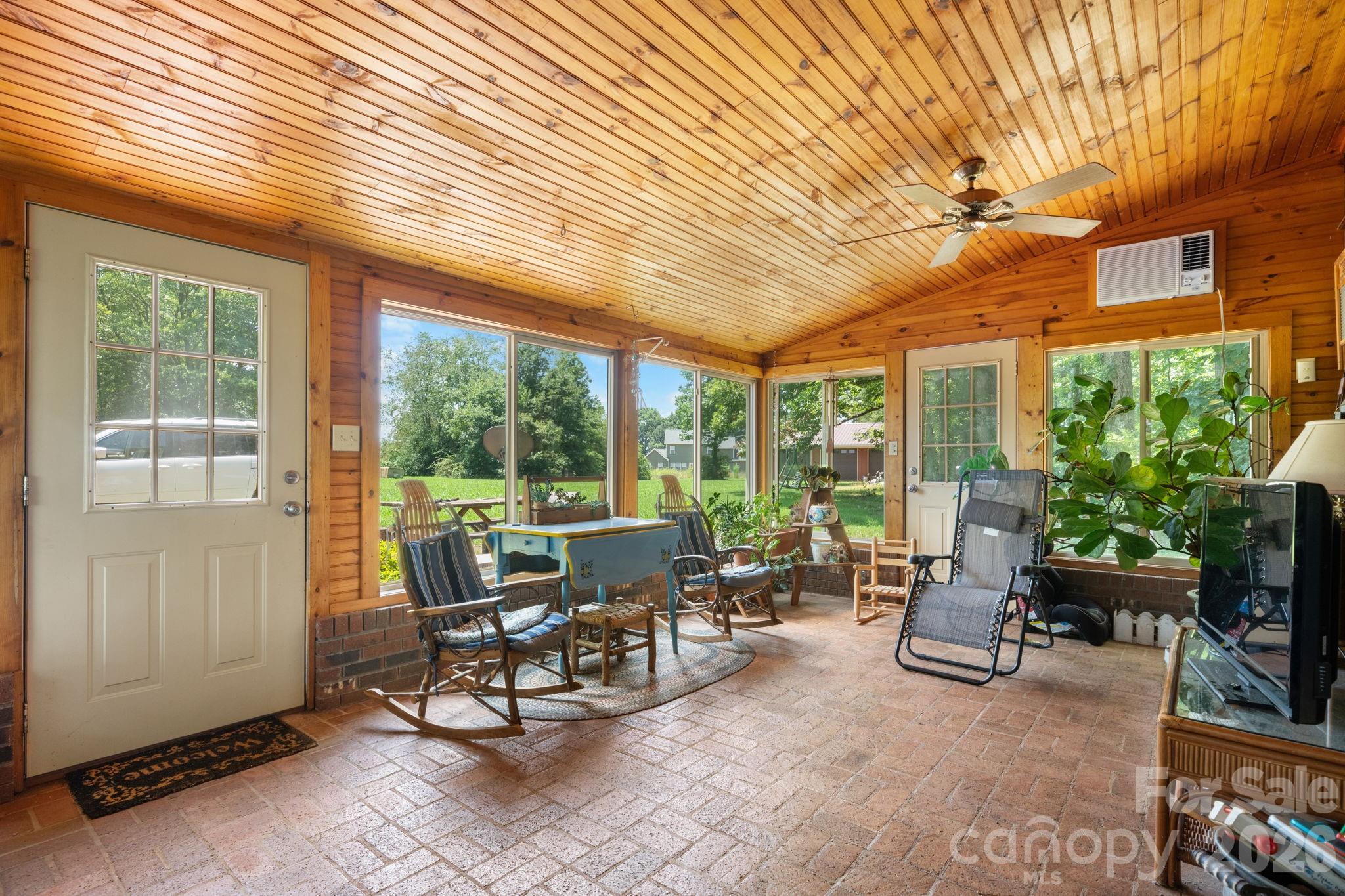 2097 Hermit Trail — Newton