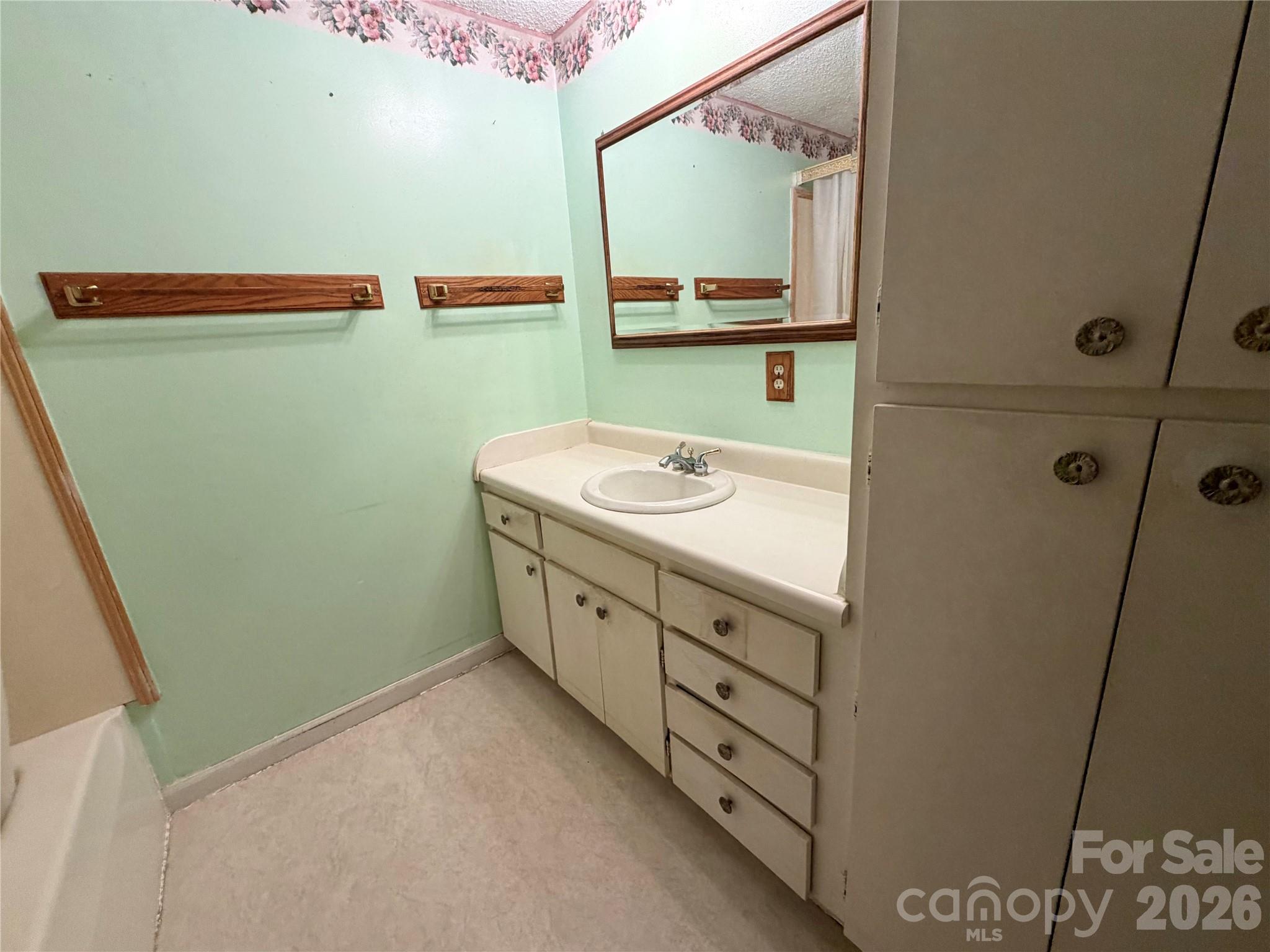 5 Dewberry Drive — Hendersonville