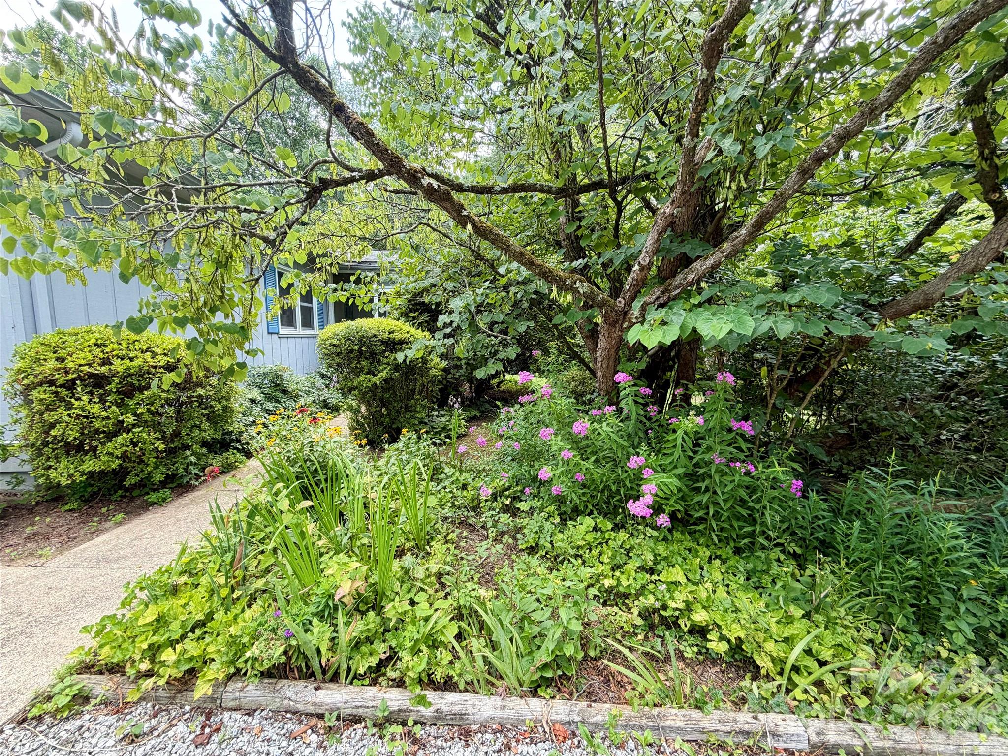 5 Dewberry Drive — Hendersonville