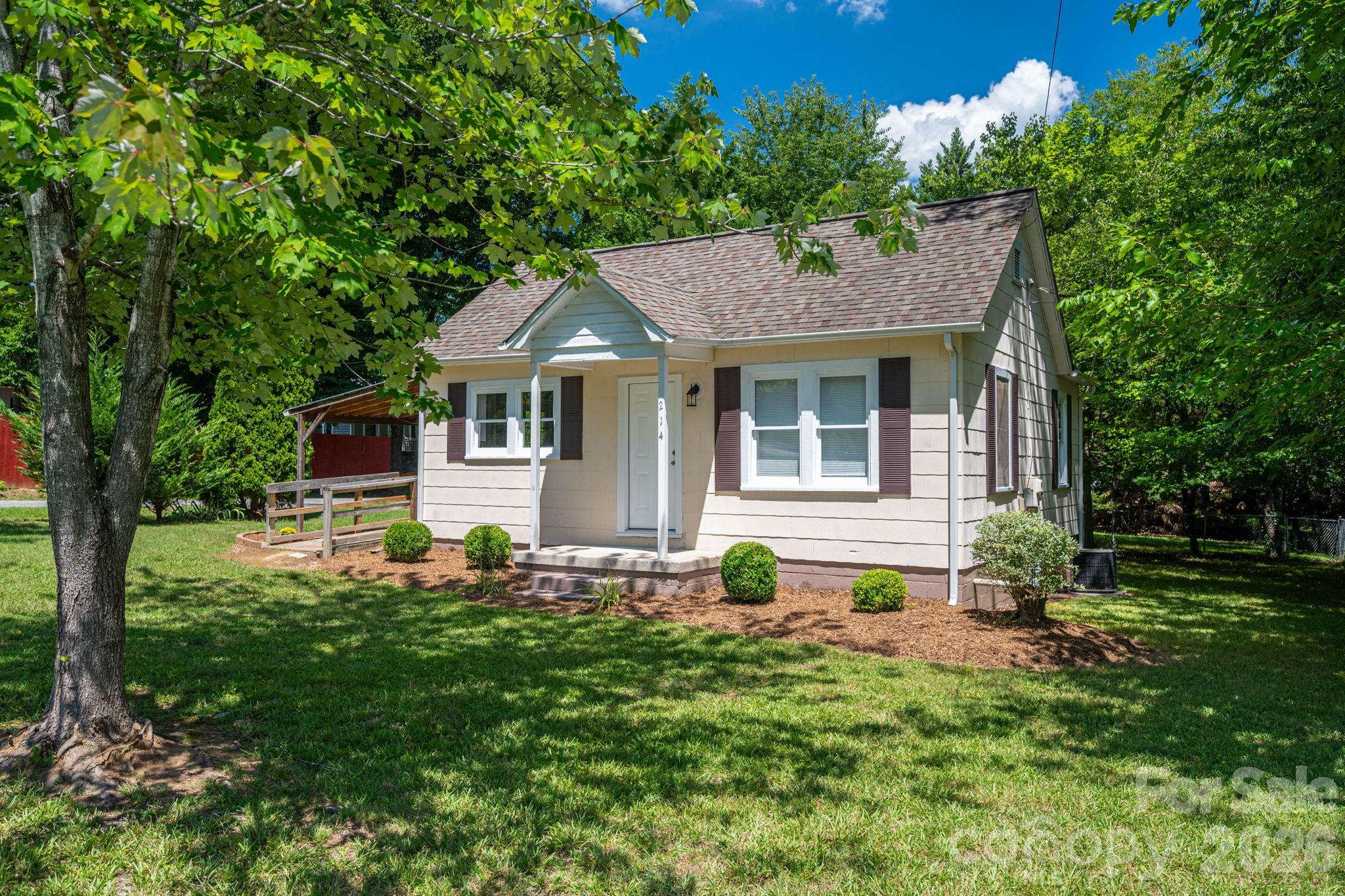214 23rd Street NW — Hickory