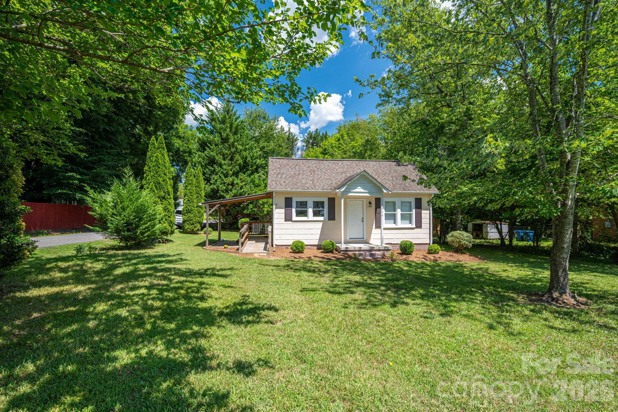 214 23rd Street NW — Hickory
