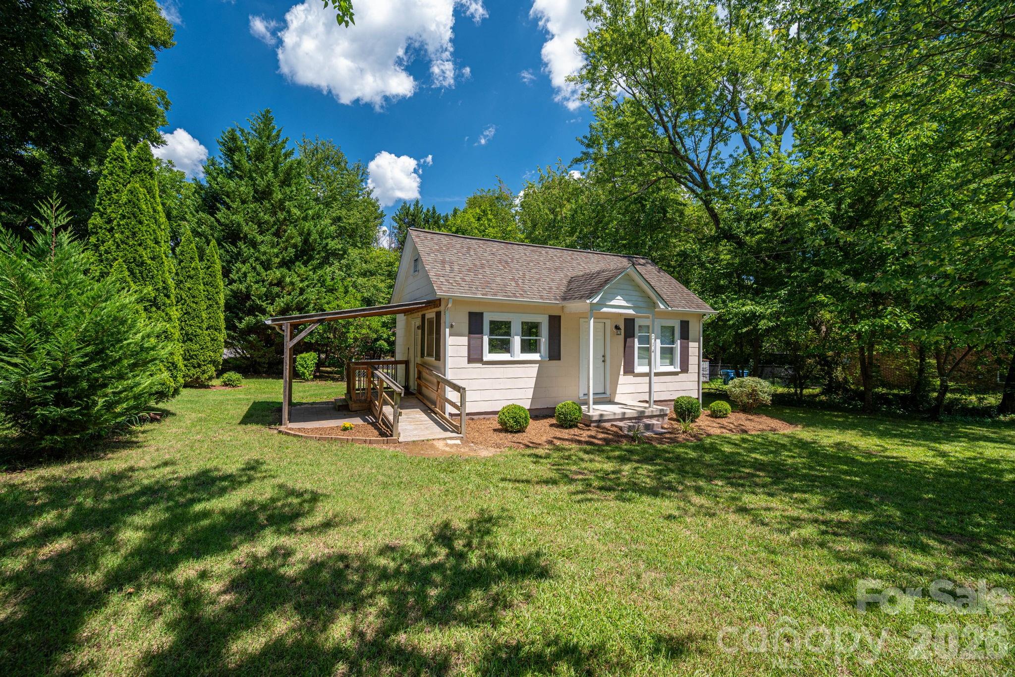 214 23rd Street NW — Hickory