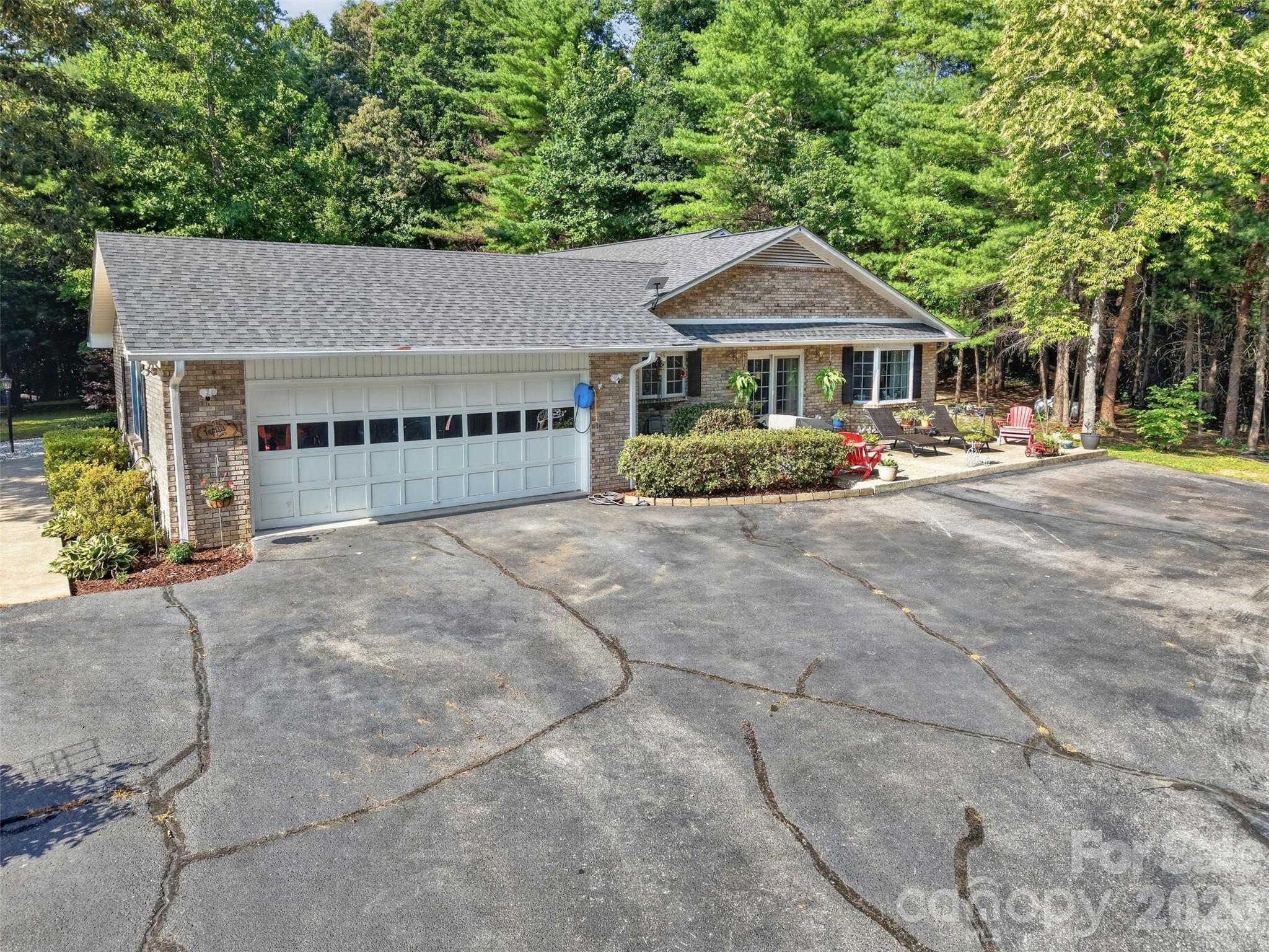 227 Sean Way — Hendersonville