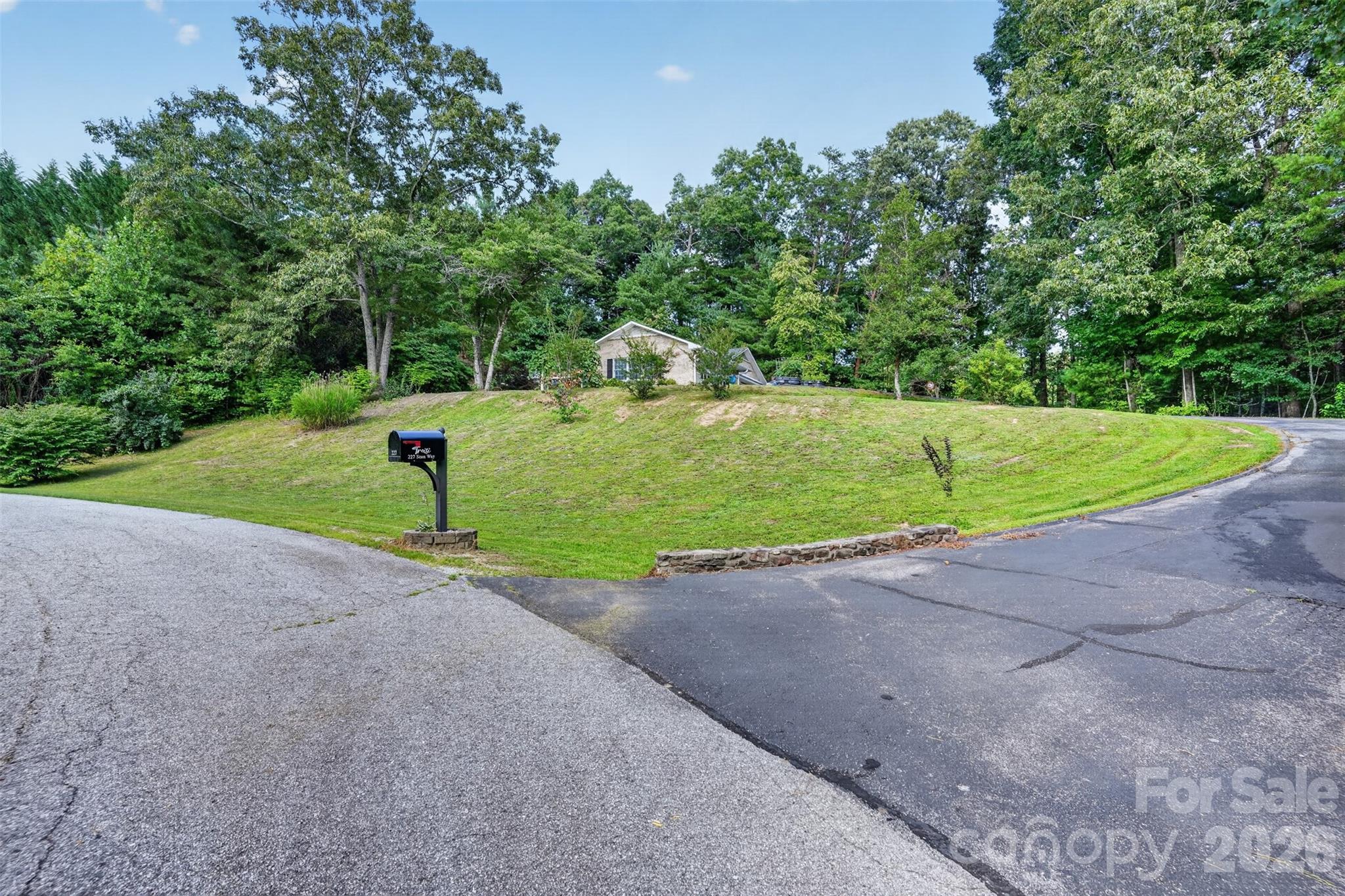 227 Sean Way — Hendersonville