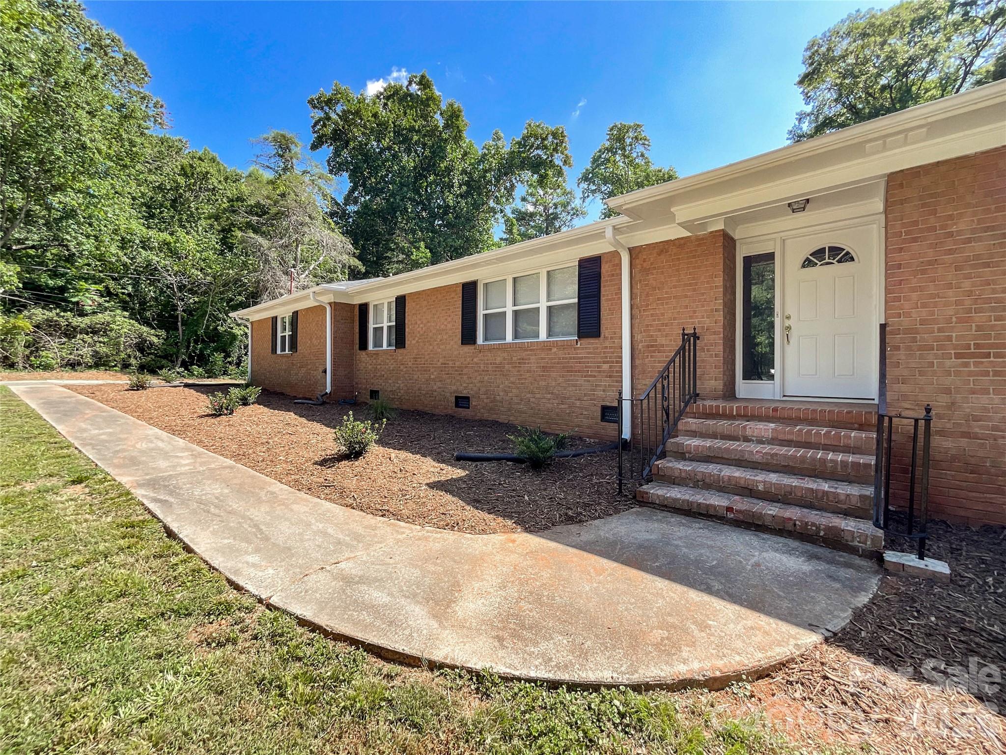 6728 Lakeside Drive — Charlotte