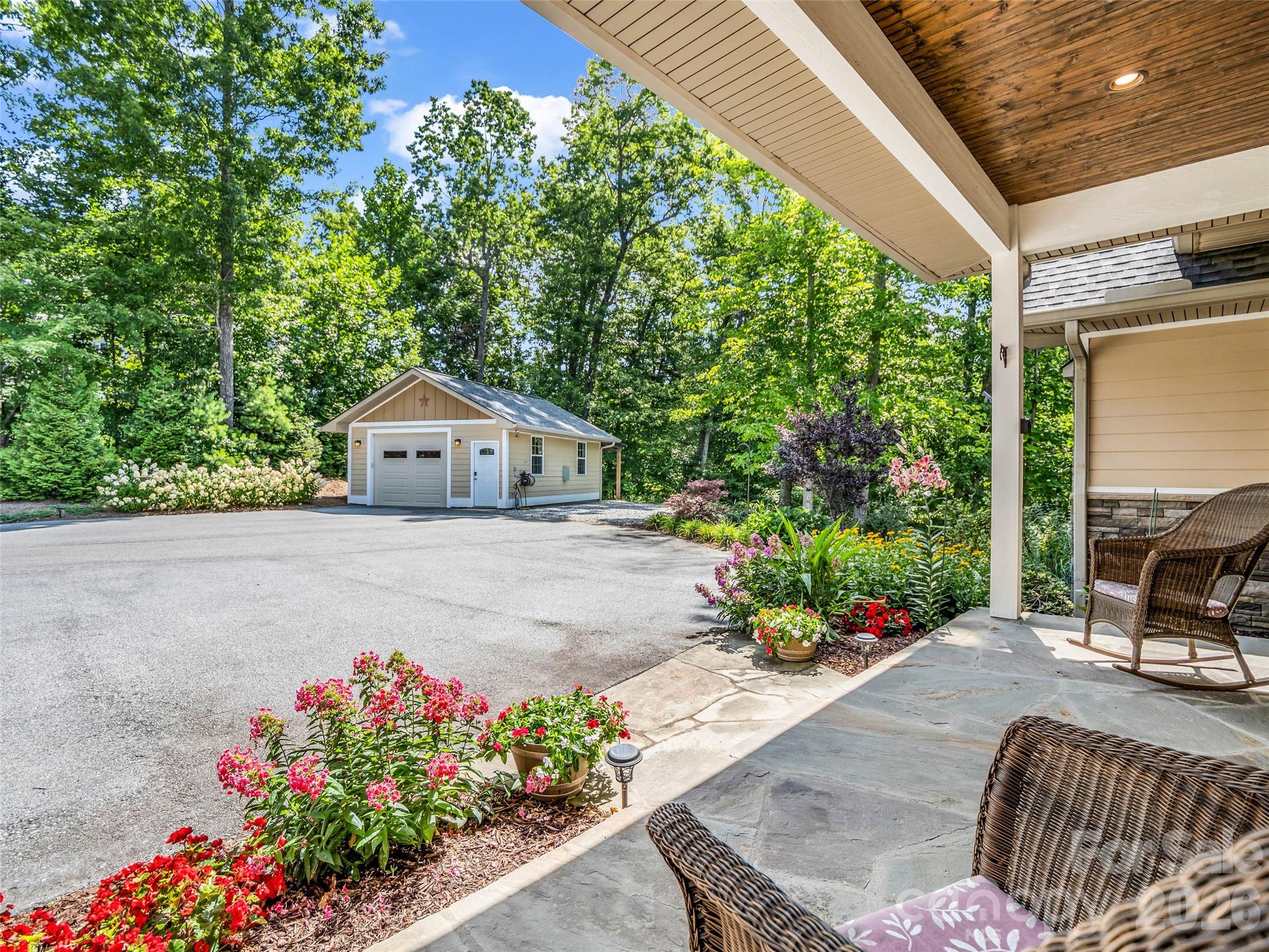 930 Big Raven Lane — Saluda