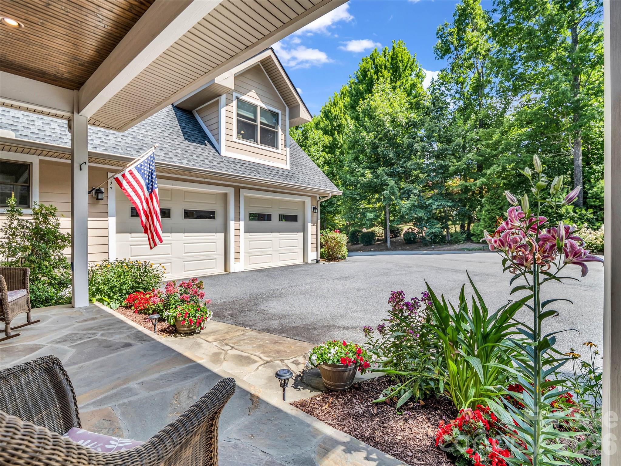 930 Big Raven Lane — Saluda