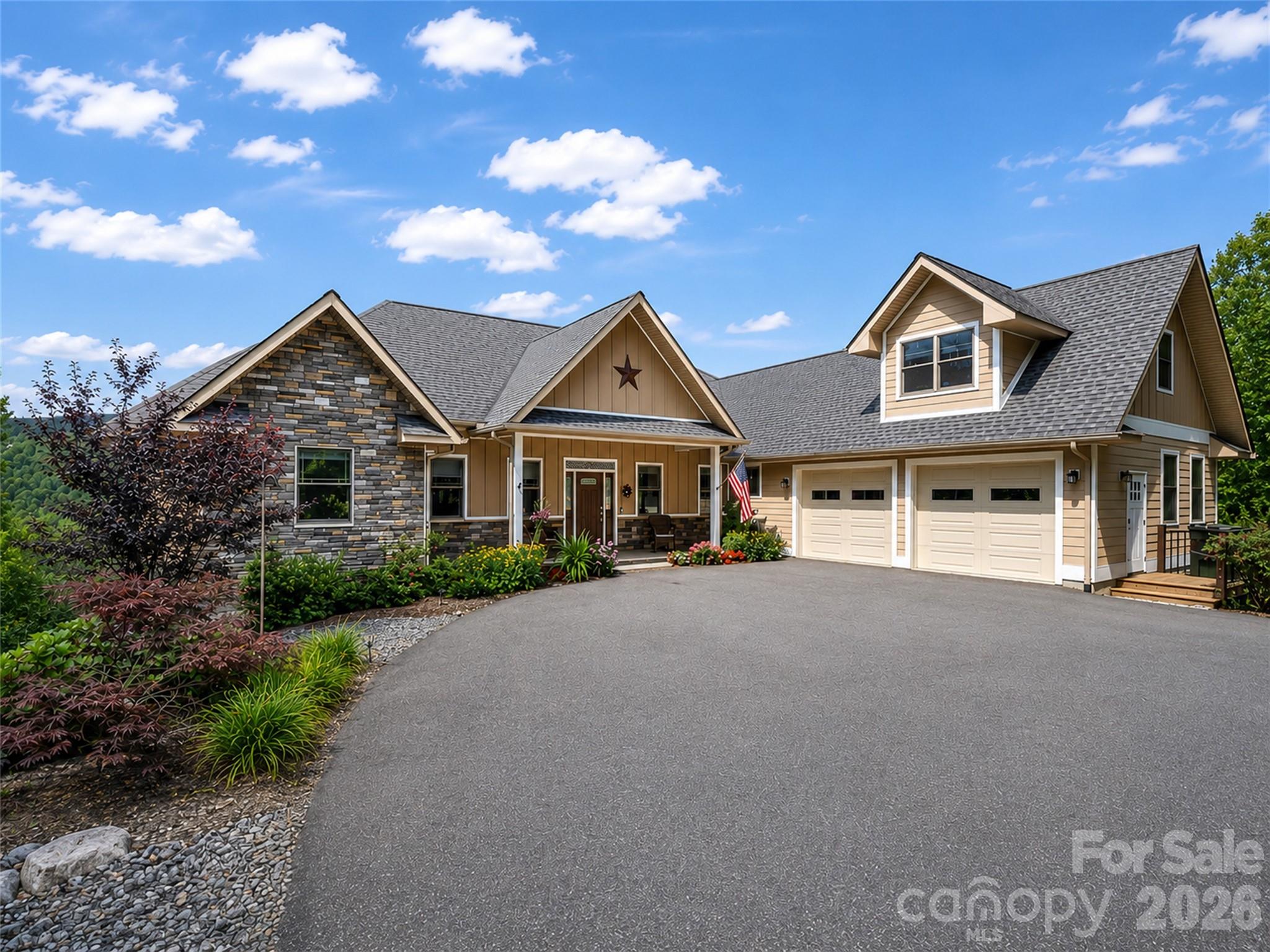 930 Big Raven Lane — Saluda