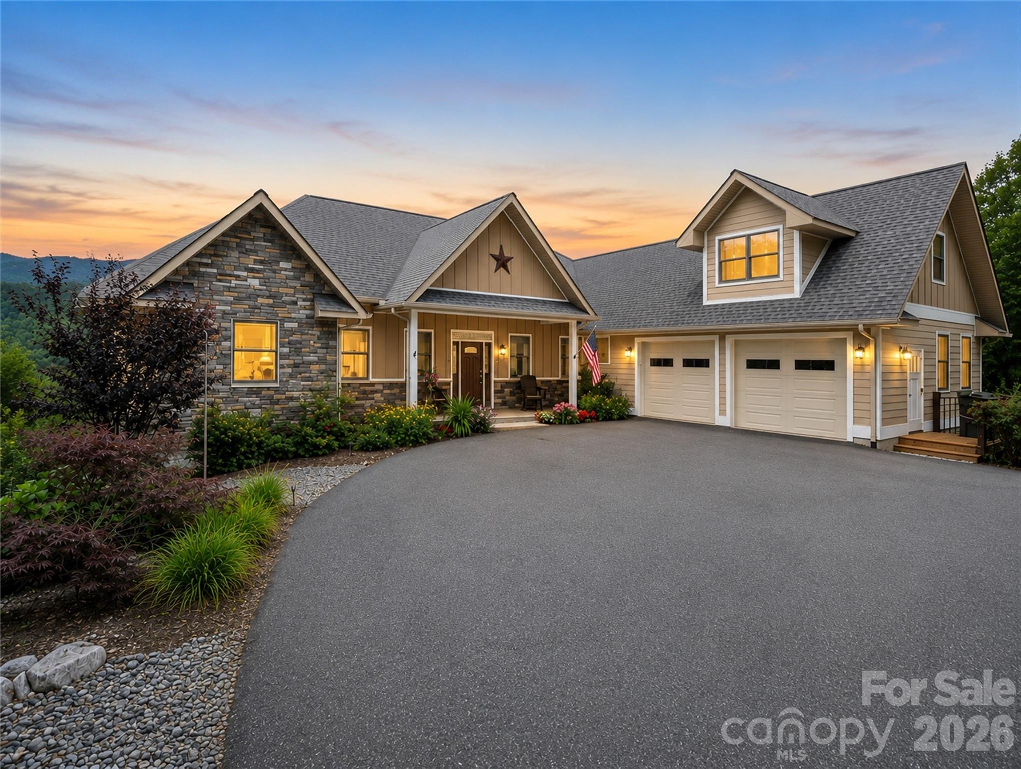 930 Big Raven Lane — Saluda