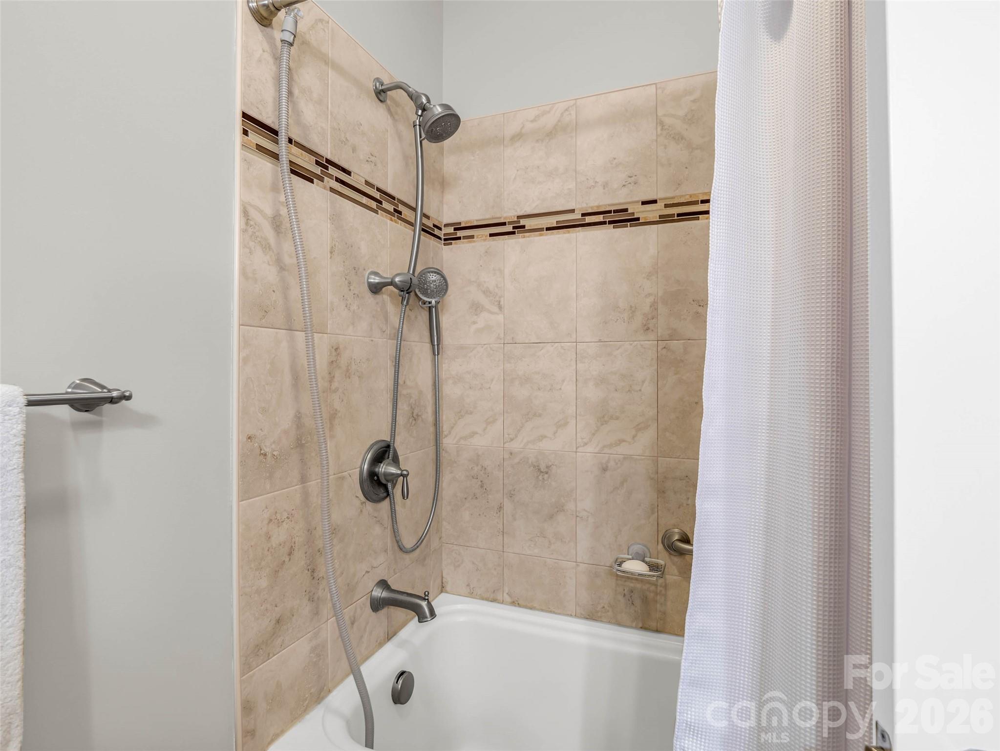 930 Big Raven Lane — Saluda