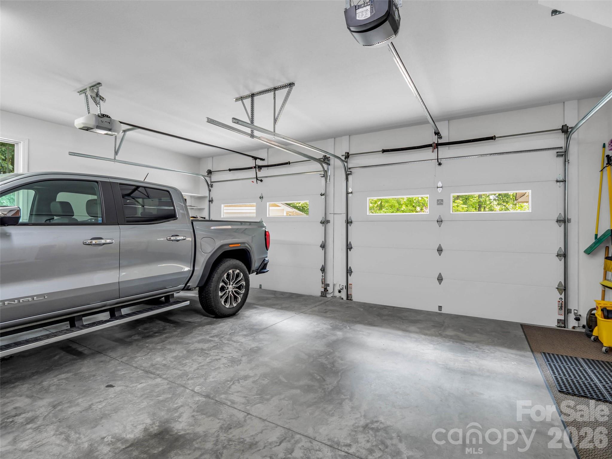 930 Big Raven Lane — Saluda
