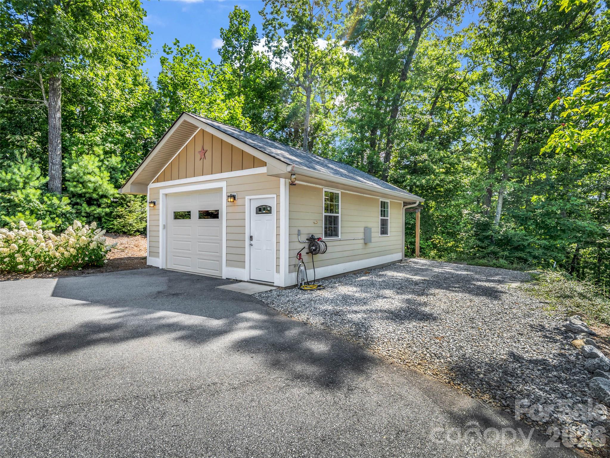 930 Big Raven Lane — Saluda