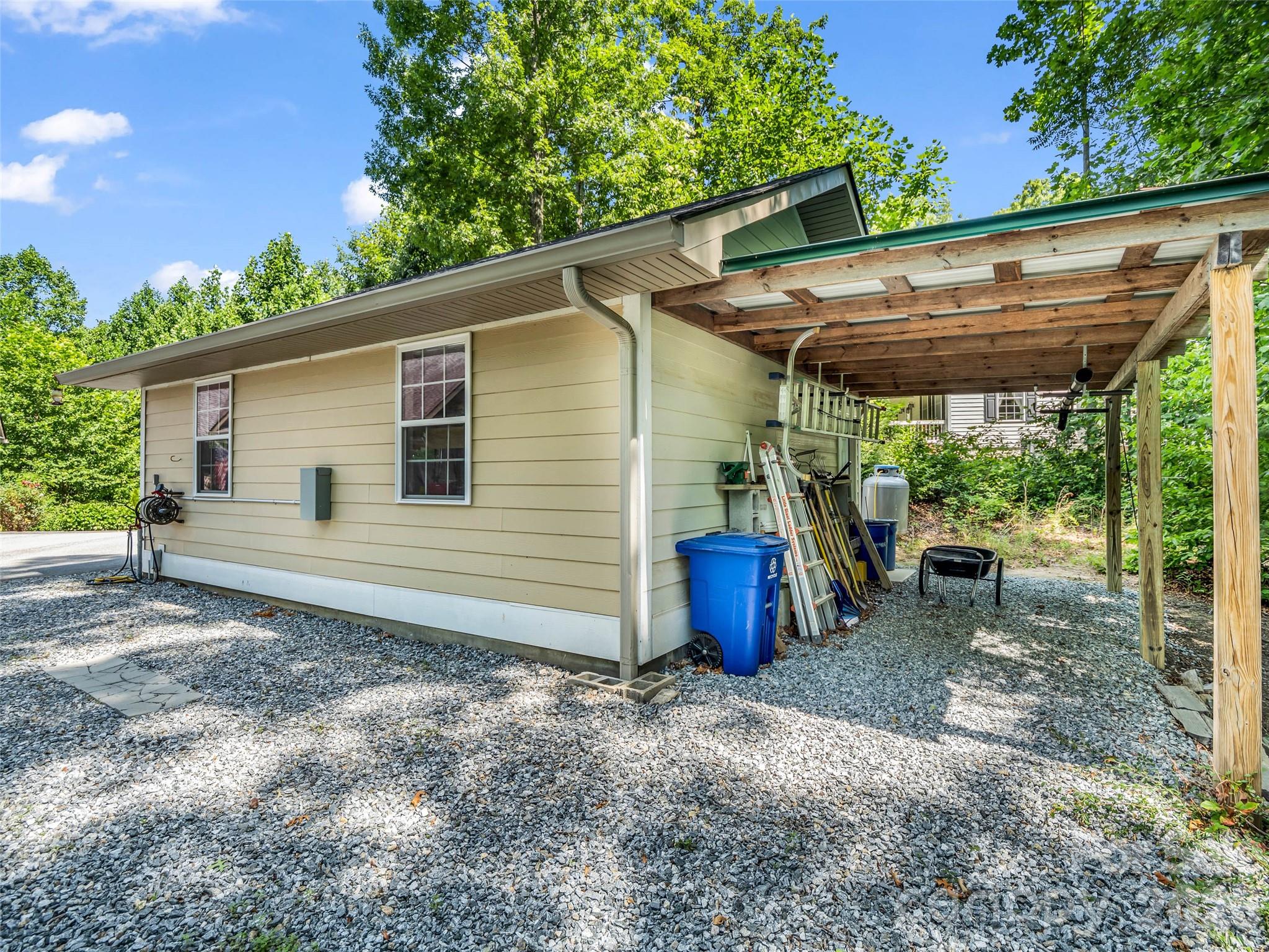 930 Big Raven Lane — Saluda