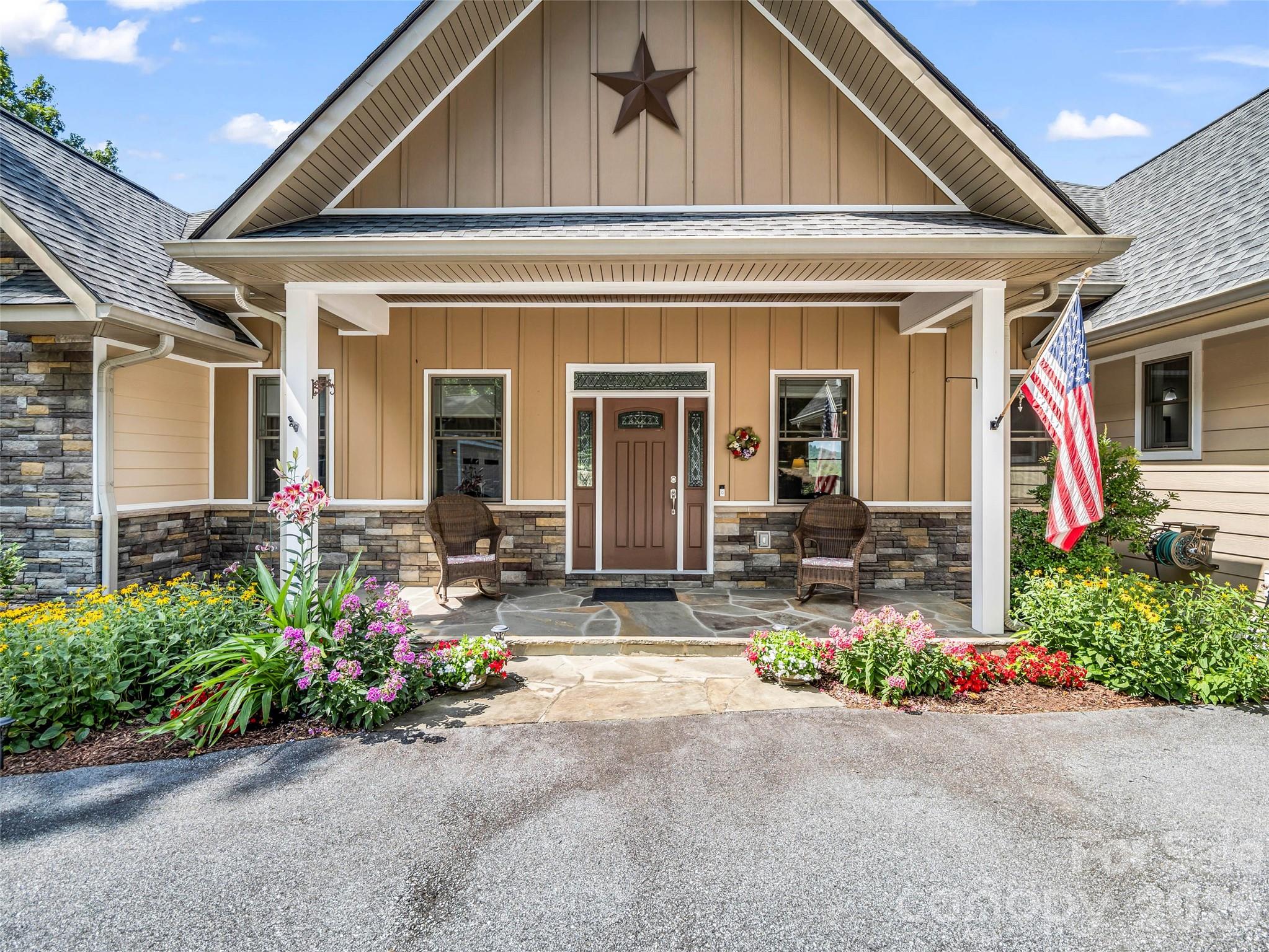 930 Big Raven Lane — Saluda