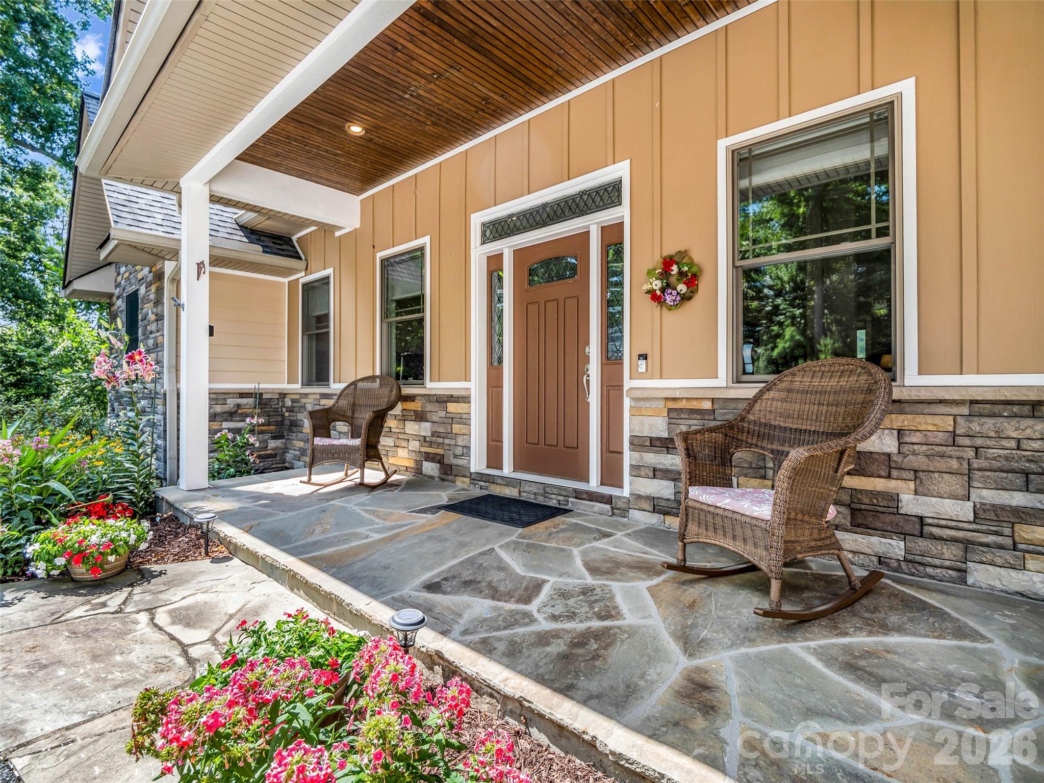 930 Big Raven Lane — Saluda