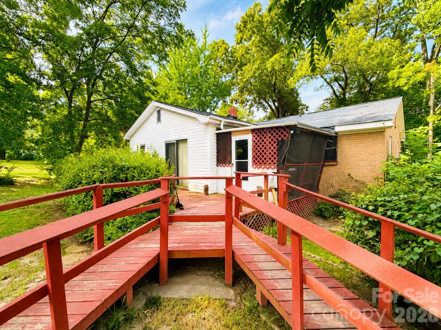 128 E Hilltop Drive — Gastonia