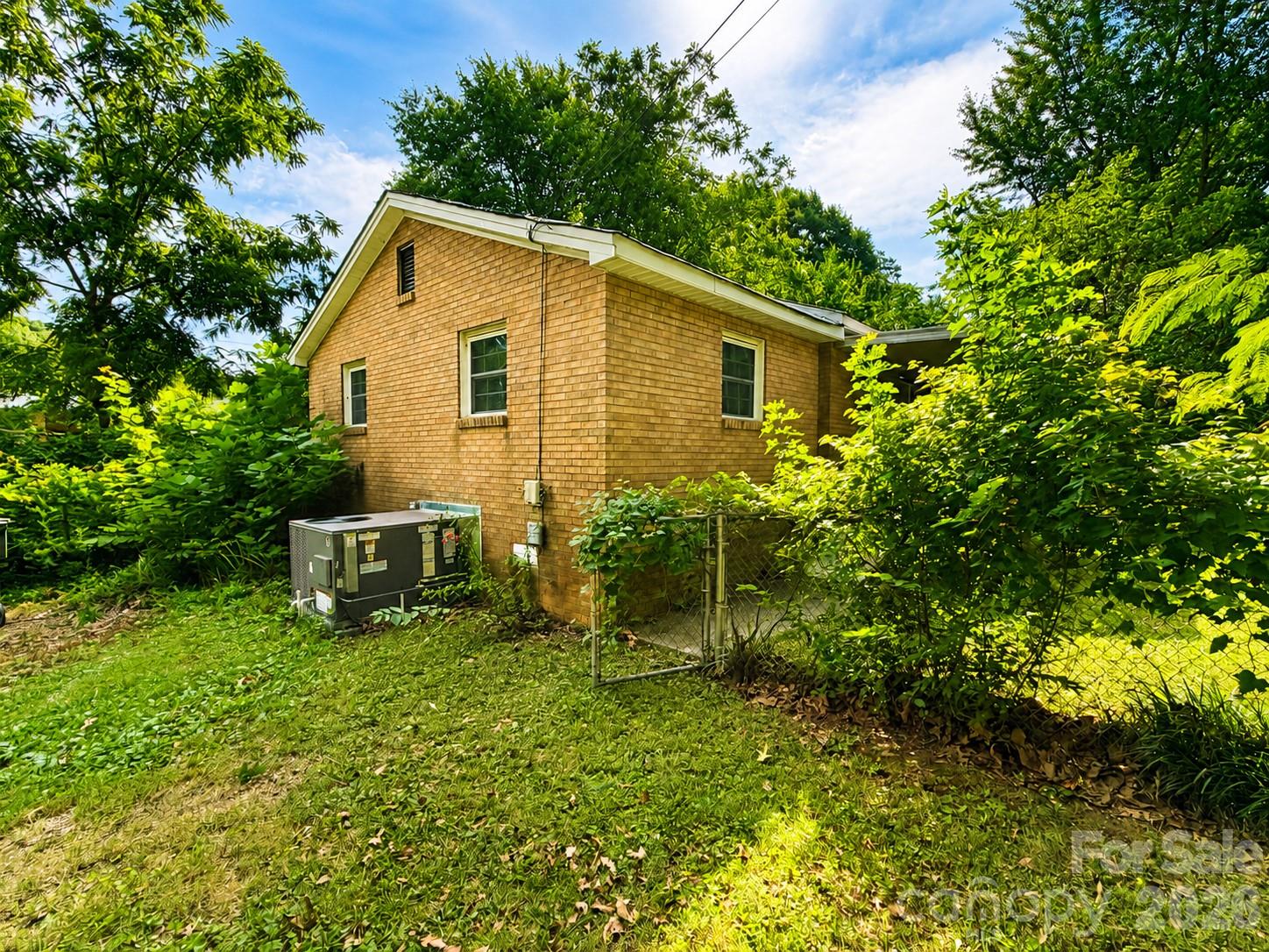 128 E Hilltop Drive — Gastonia