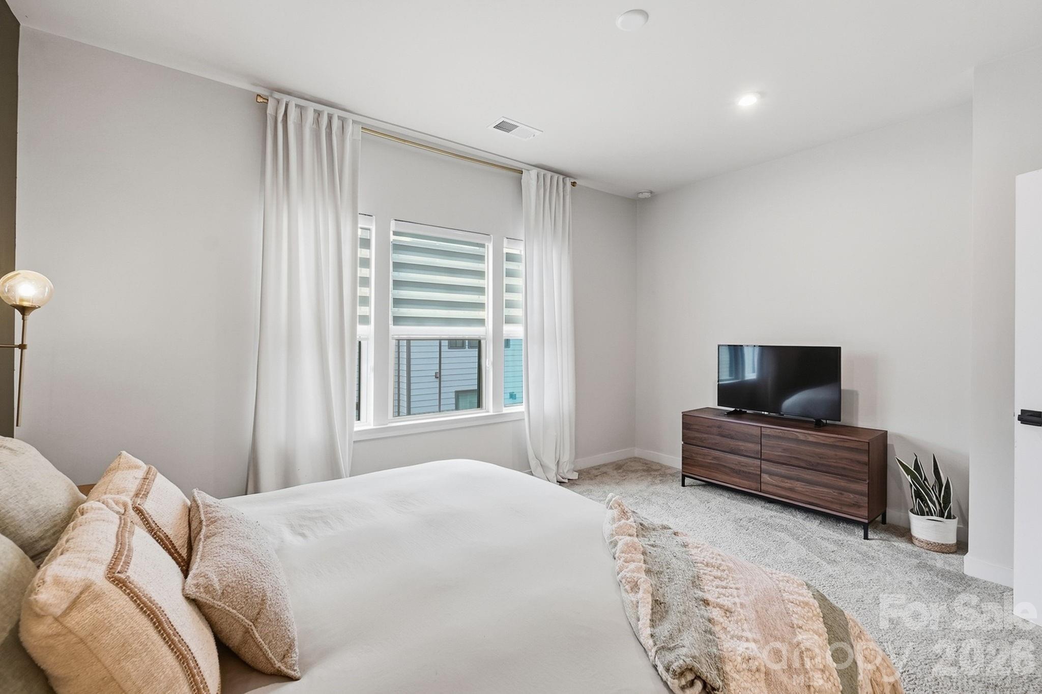1063 Simcoe Lane — Charlotte