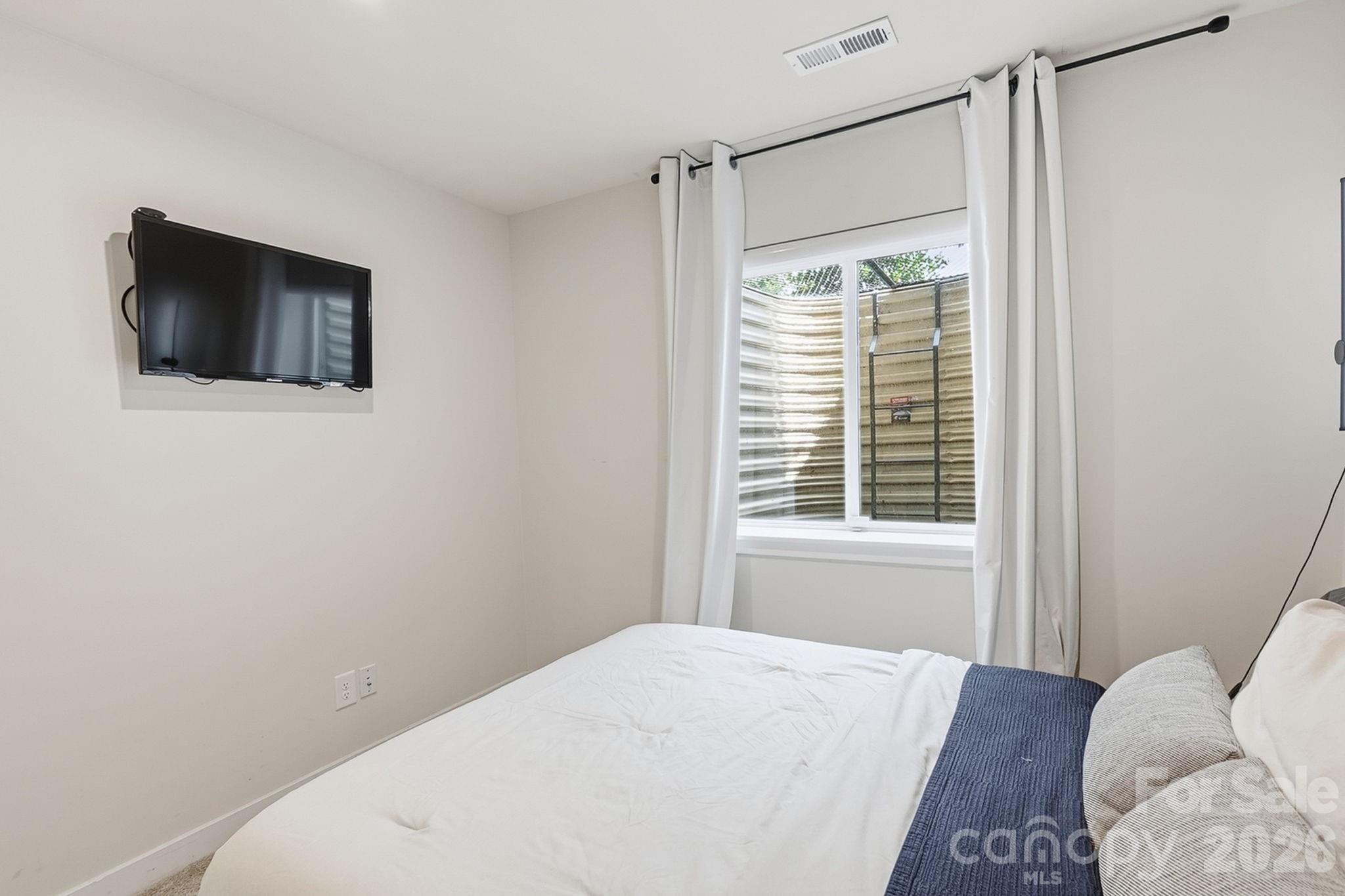 1063 Simcoe Lane — Charlotte
