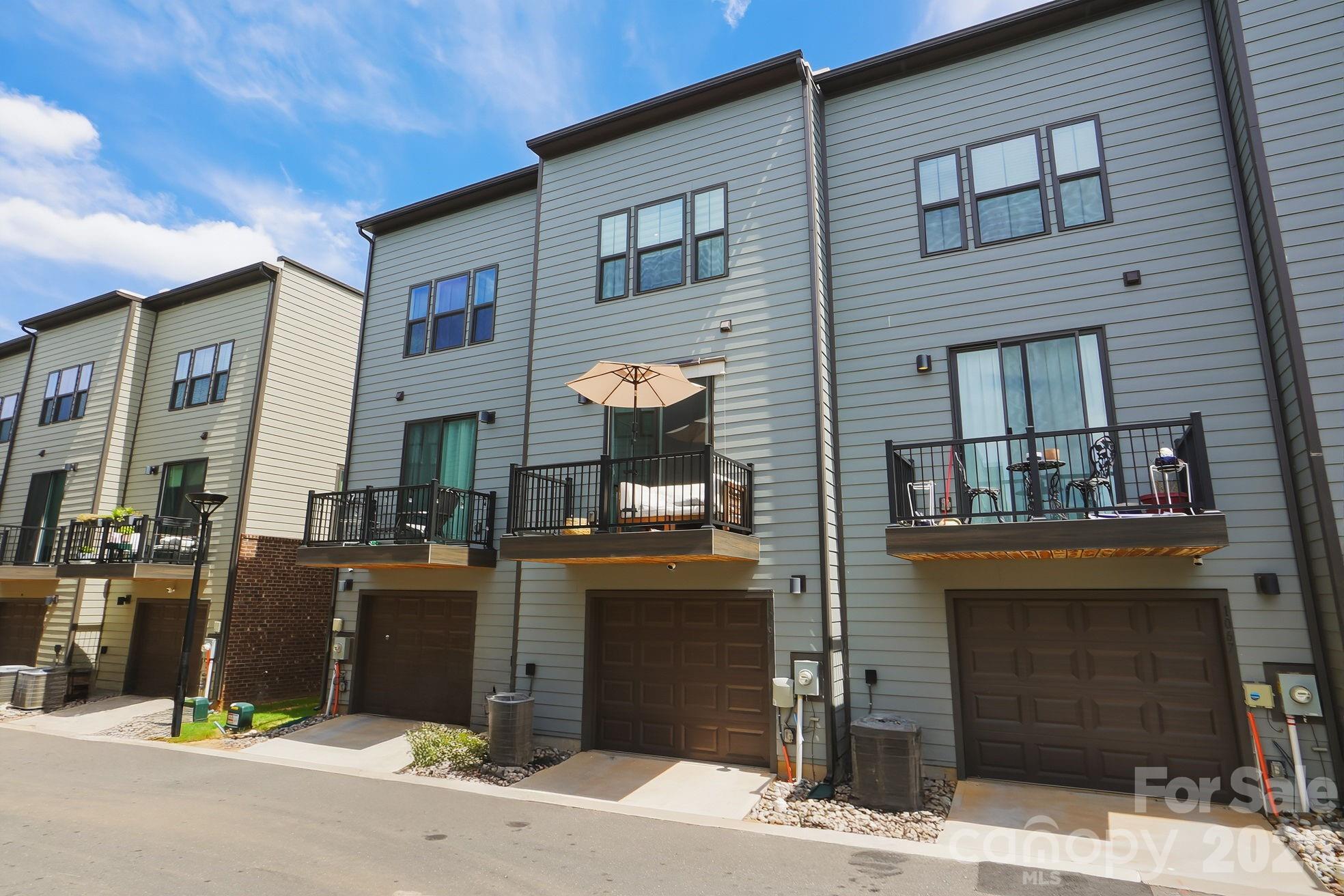 1063 Simcoe Lane — Charlotte