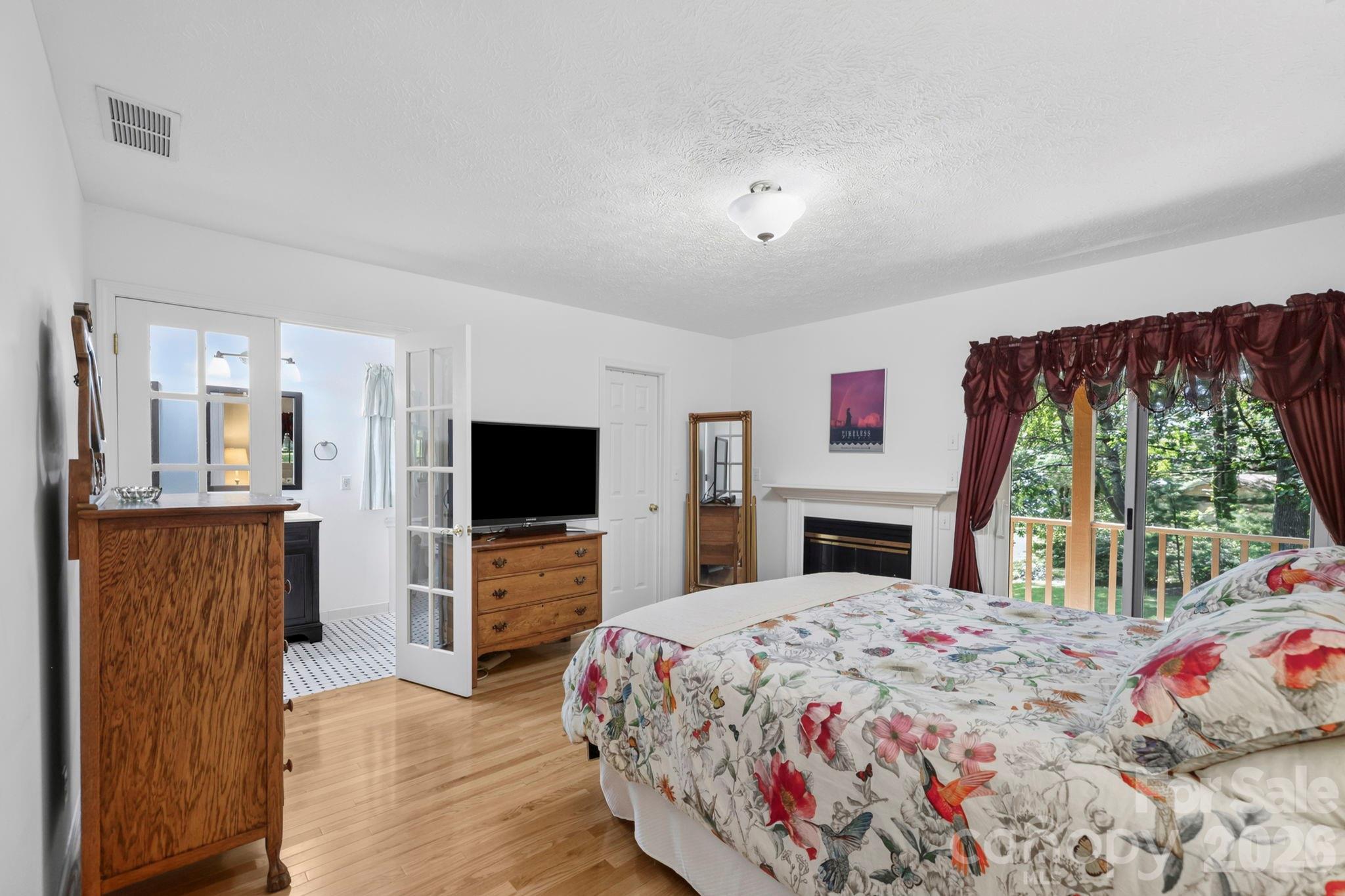 200 Newman Drive — Hendersonville