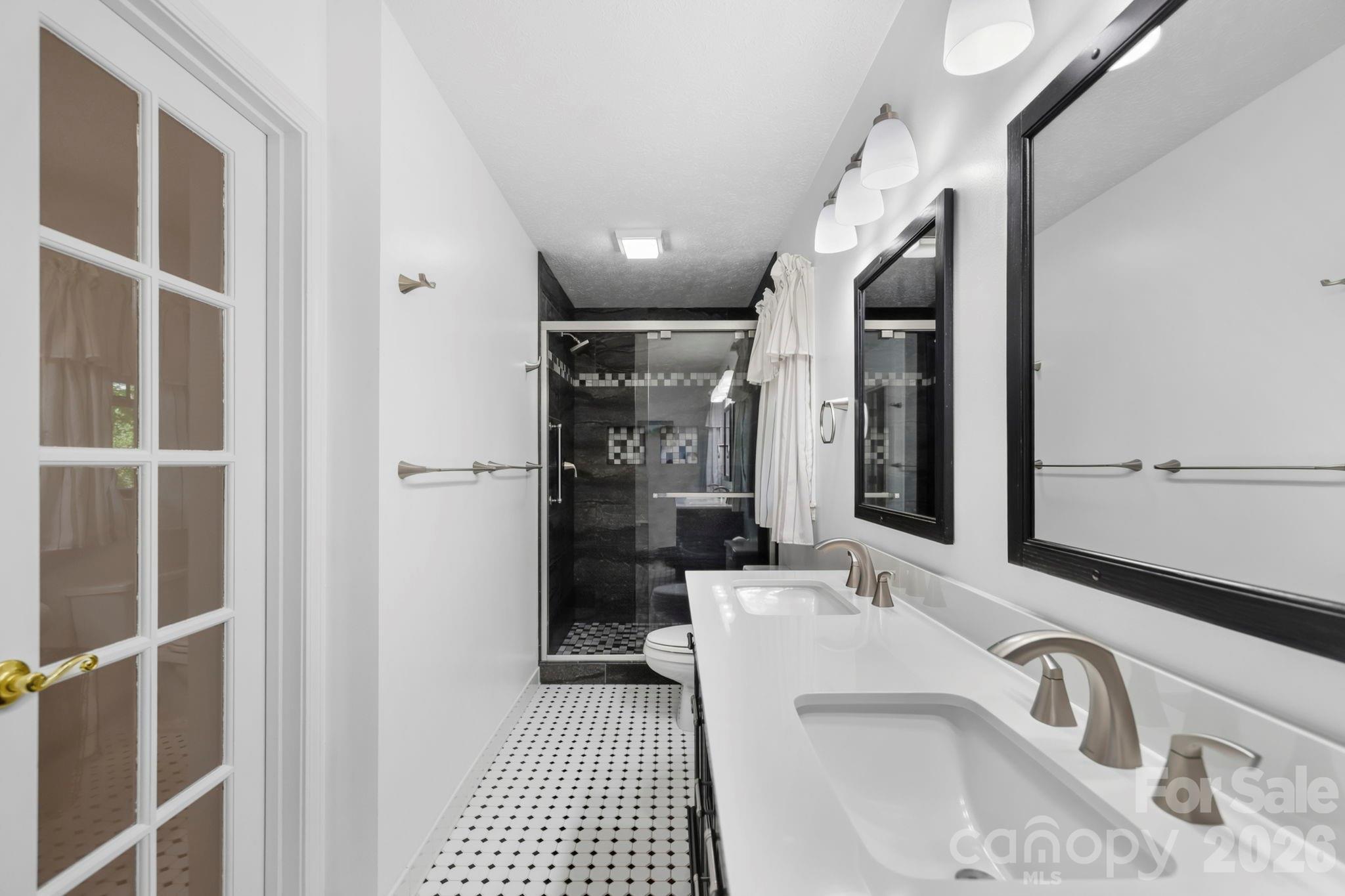200 Newman Drive — Hendersonville