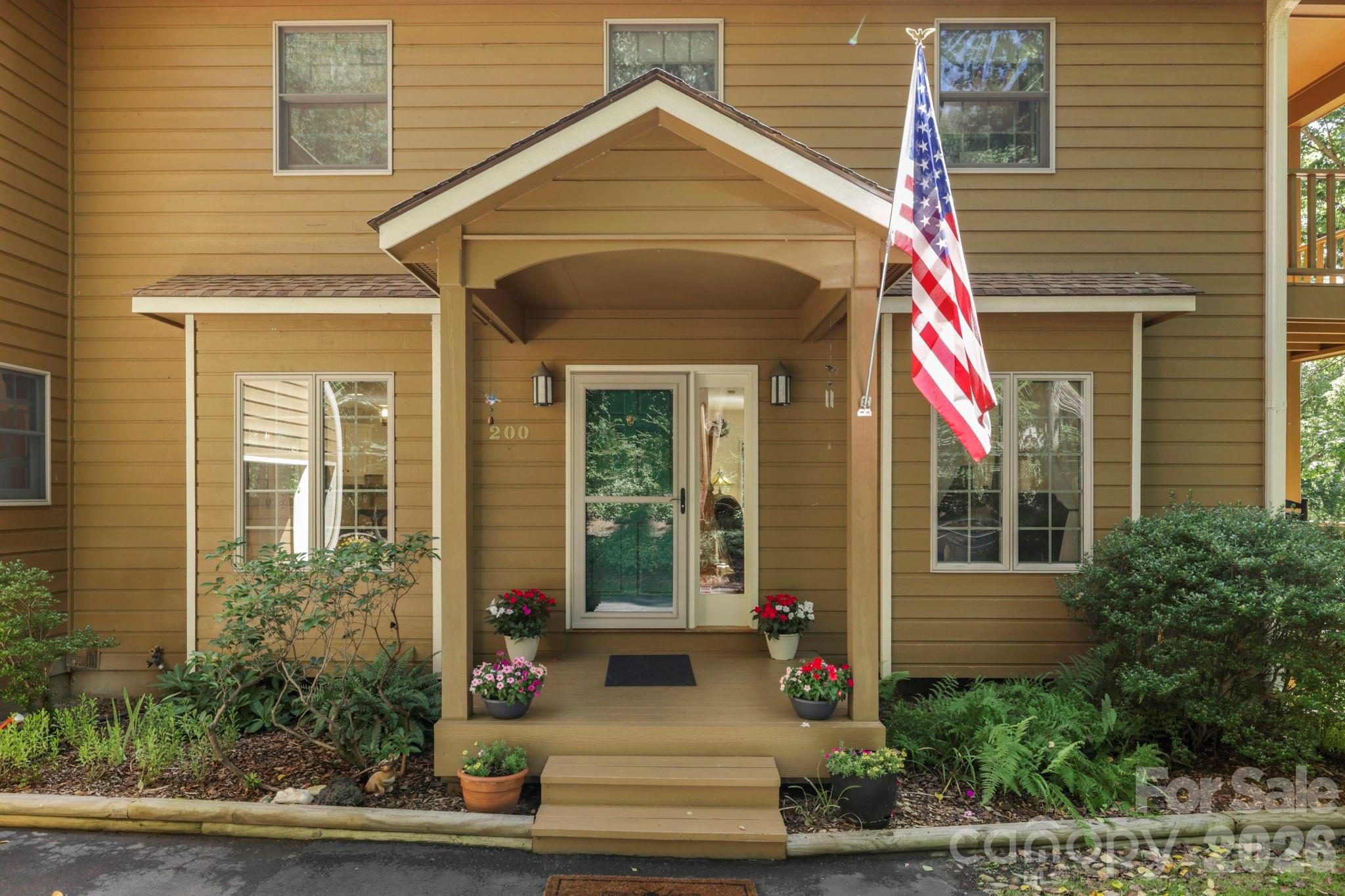 200 Newman Drive — Hendersonville