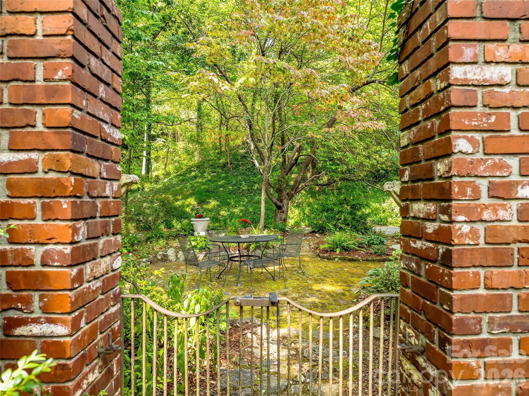 5 Hillcrest Road E — Asheville