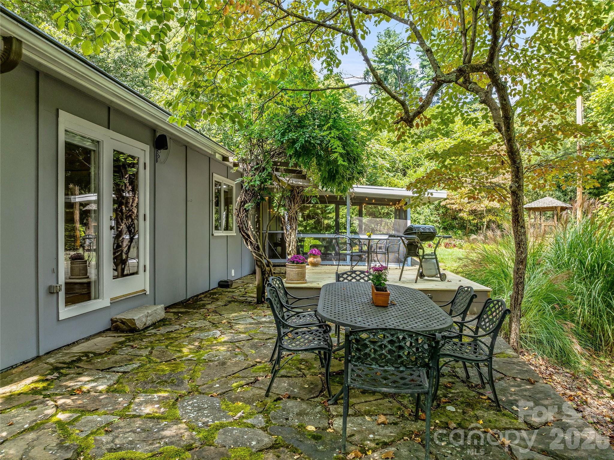 5 Hillcrest Road E — Asheville