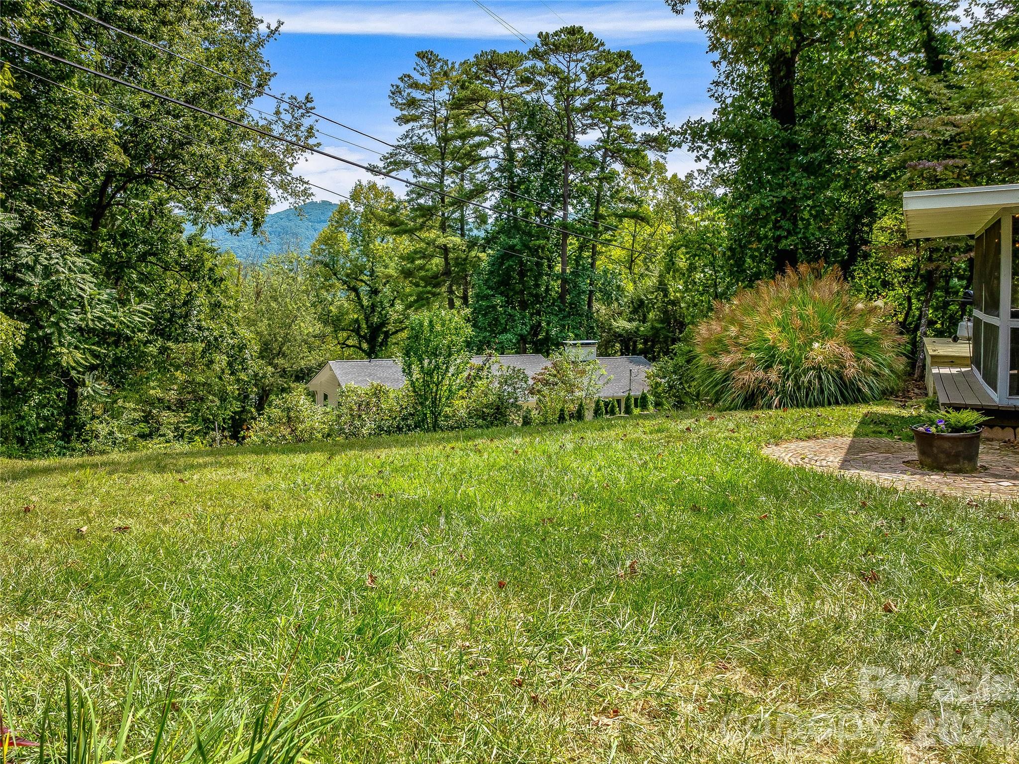 5 Hillcrest Road E — Asheville