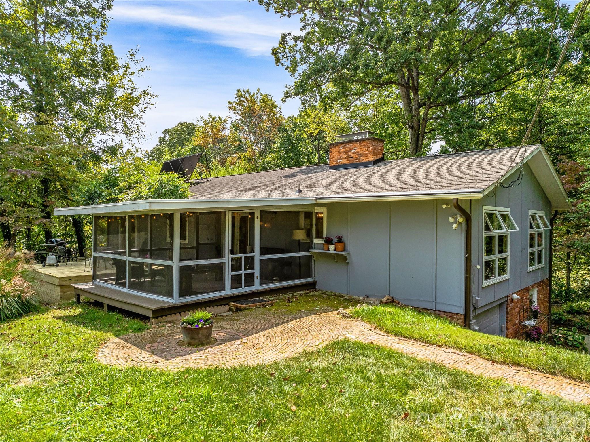 5 Hillcrest Road E — Asheville