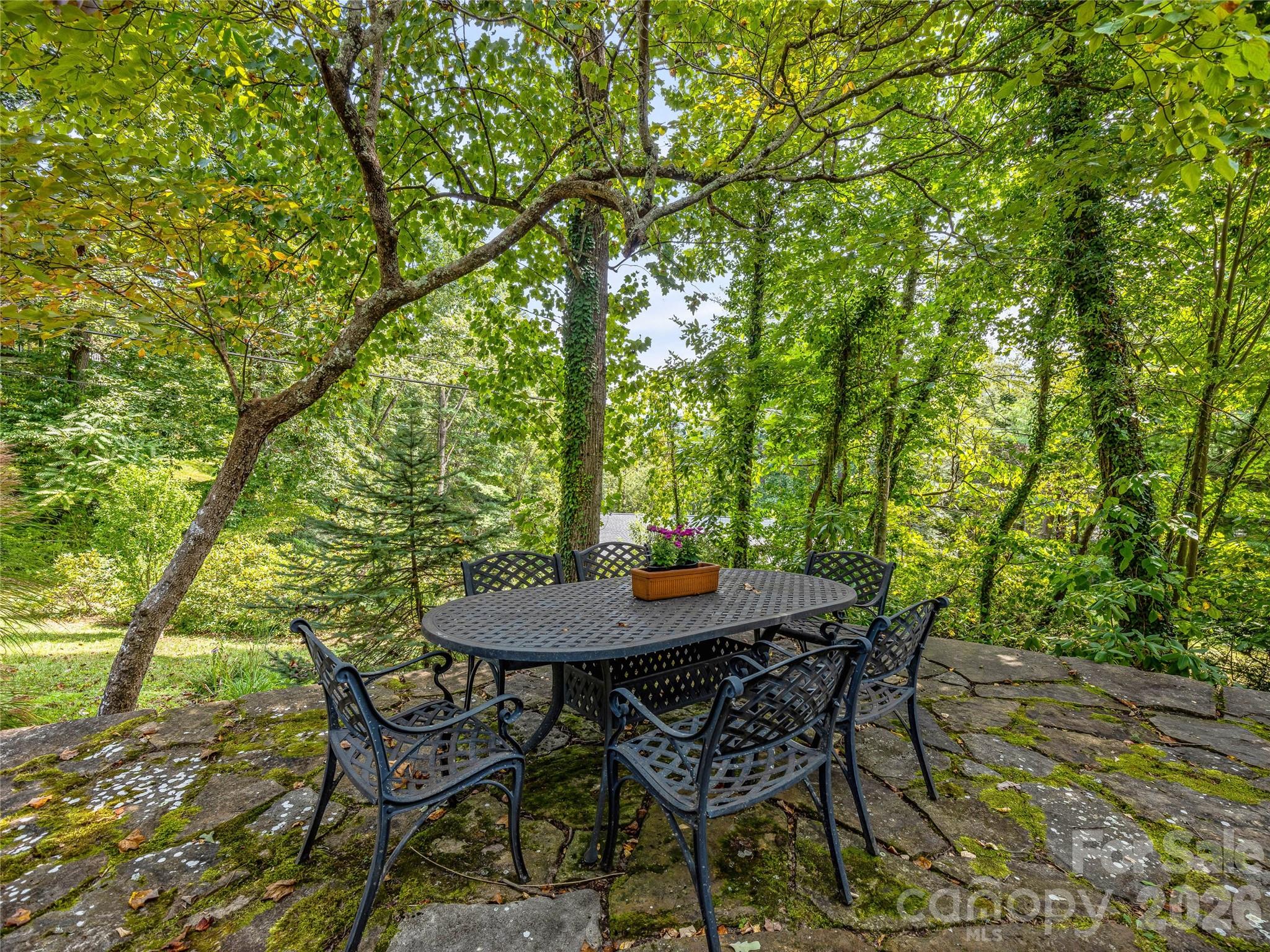 5 Hillcrest Road E — Asheville