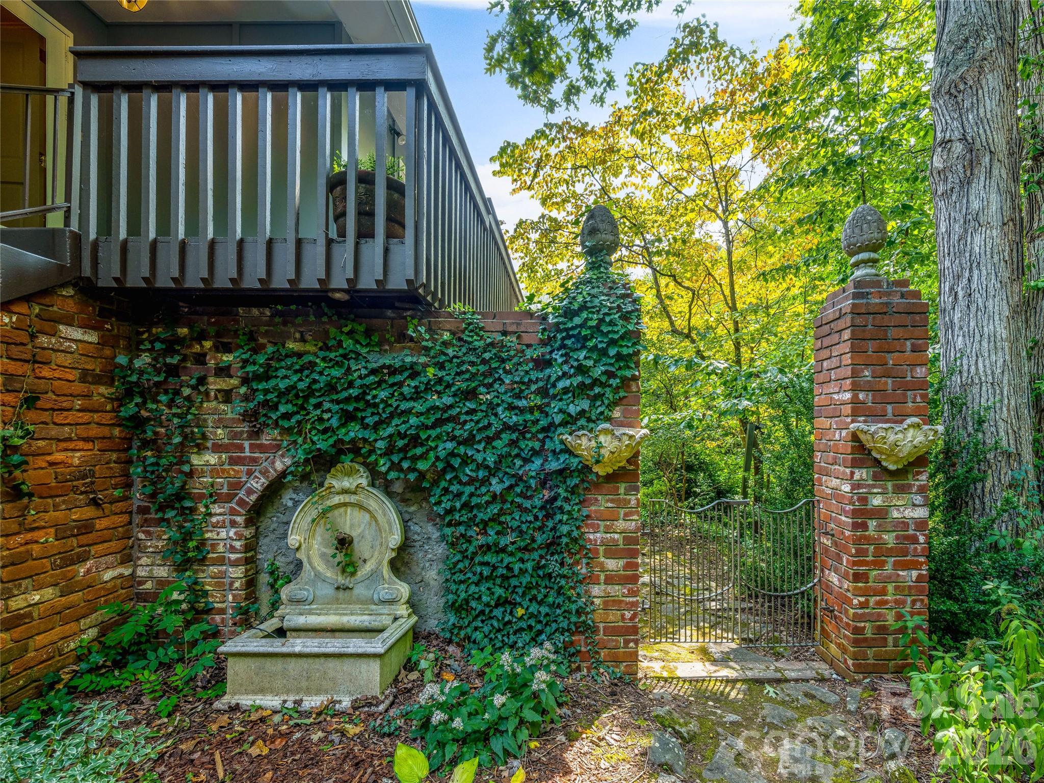 5 Hillcrest Road E — Asheville