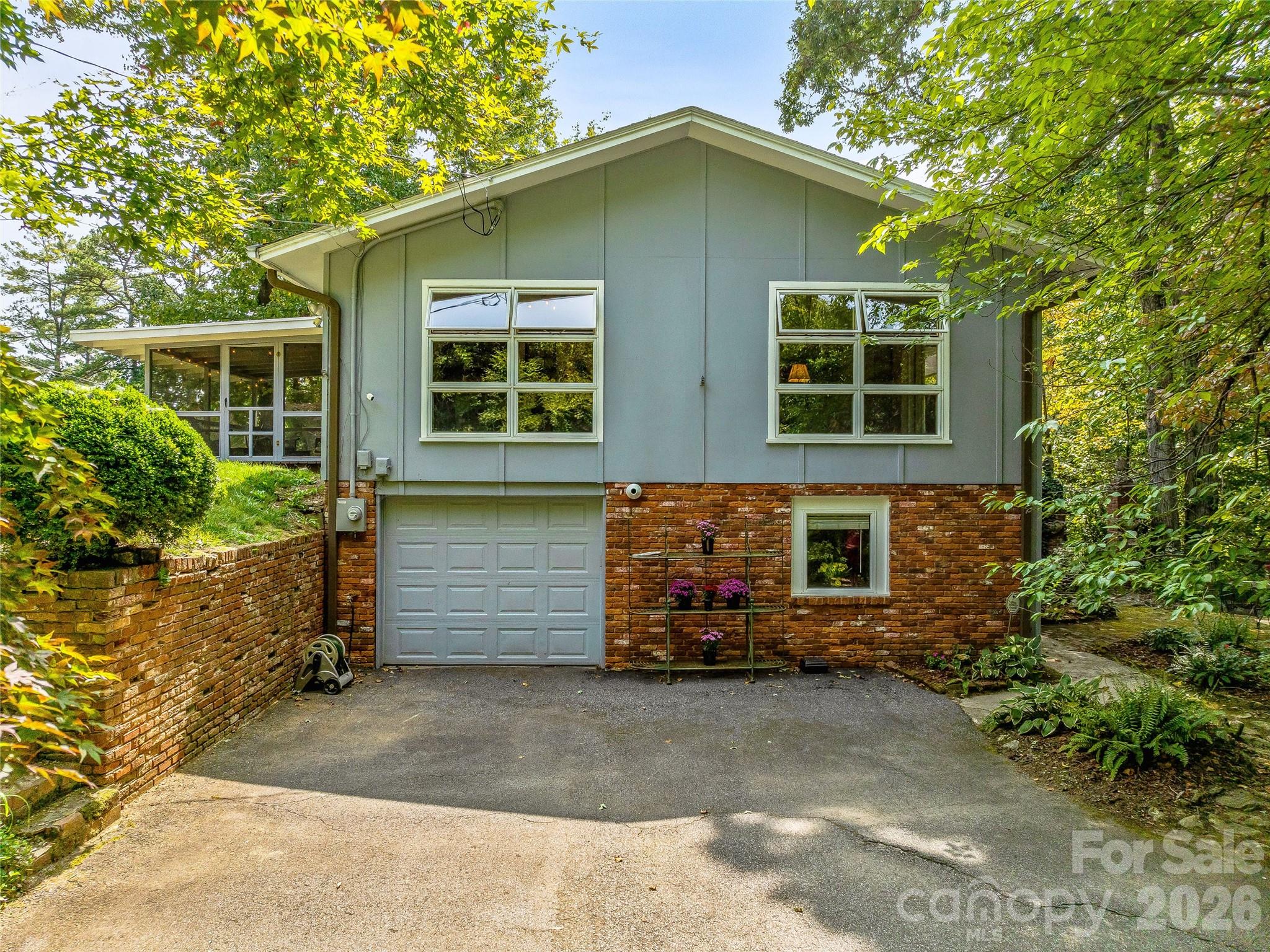 5 Hillcrest Road E — Asheville