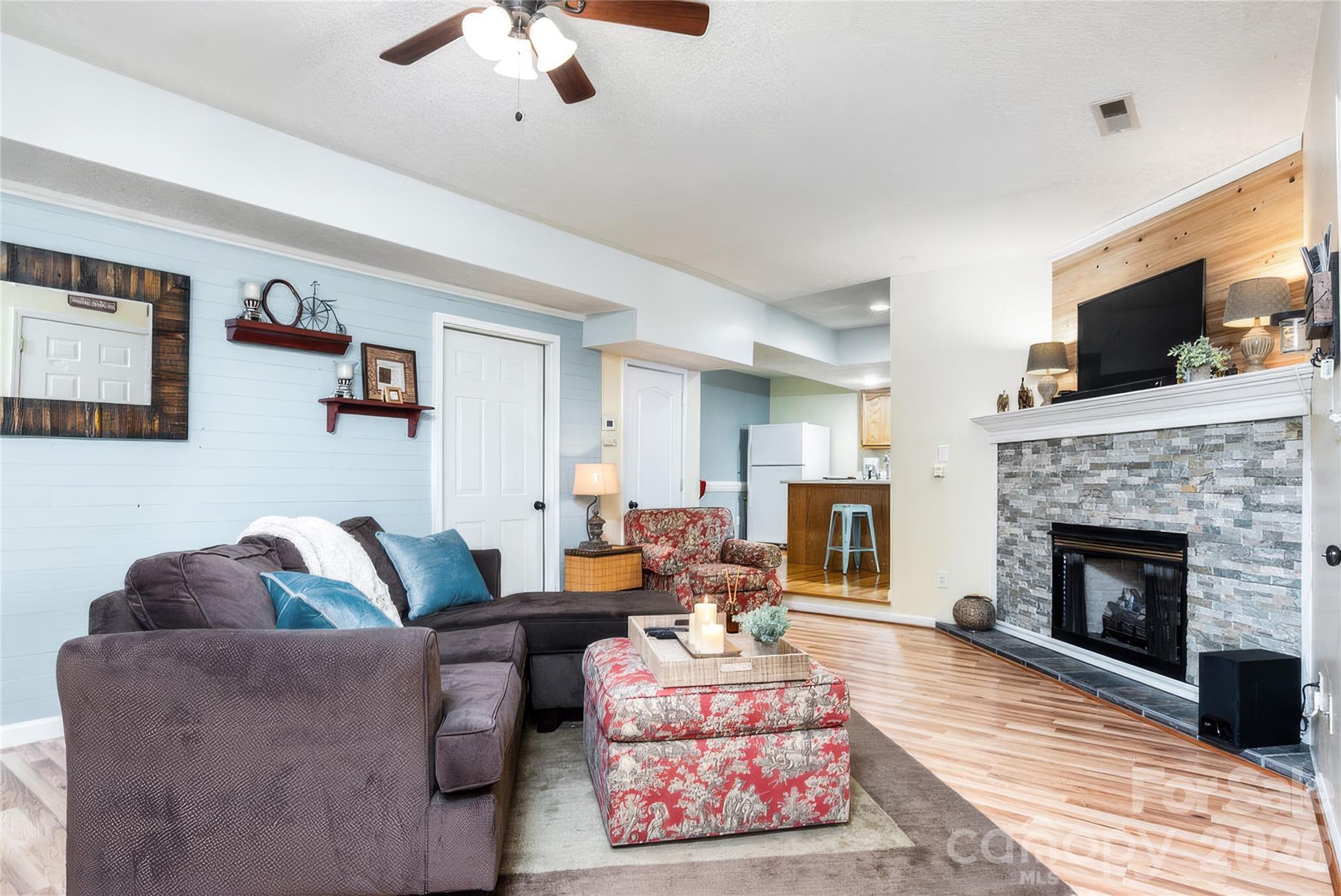 7 Oak Hollow Drive — Asheville