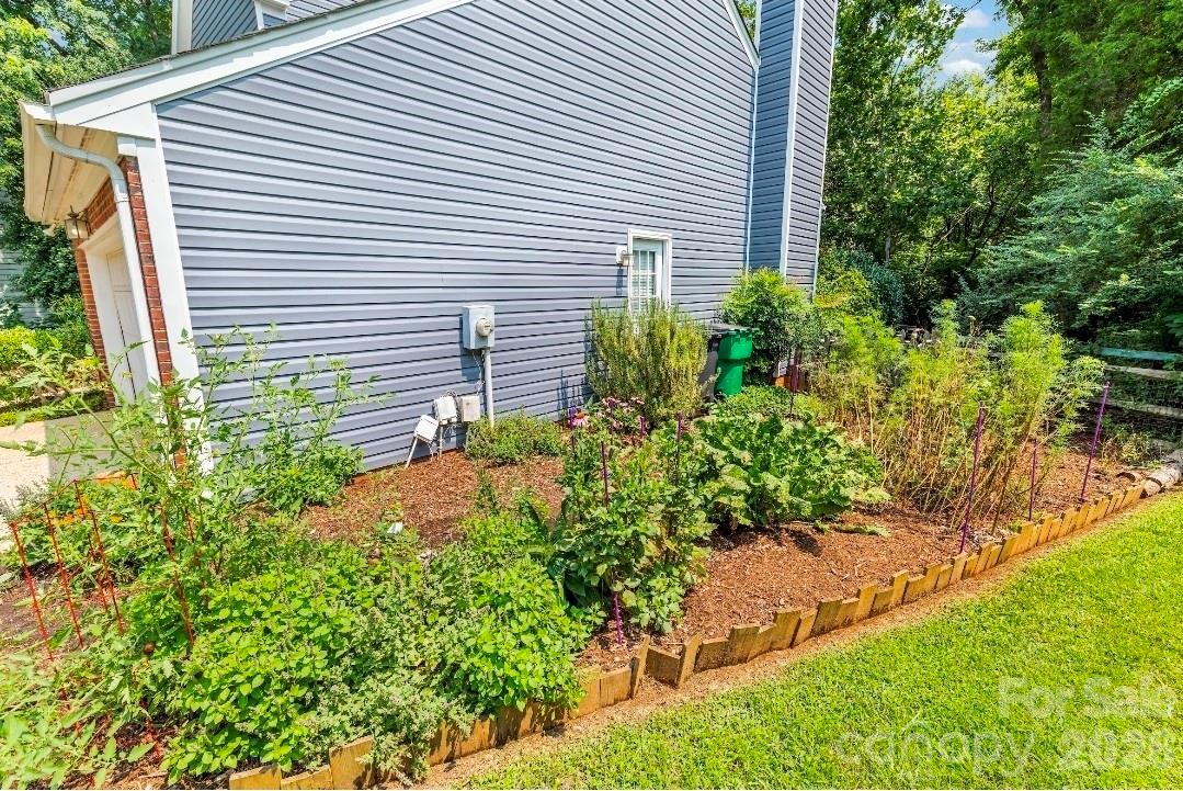 9800 Furlong Trail — Charlotte