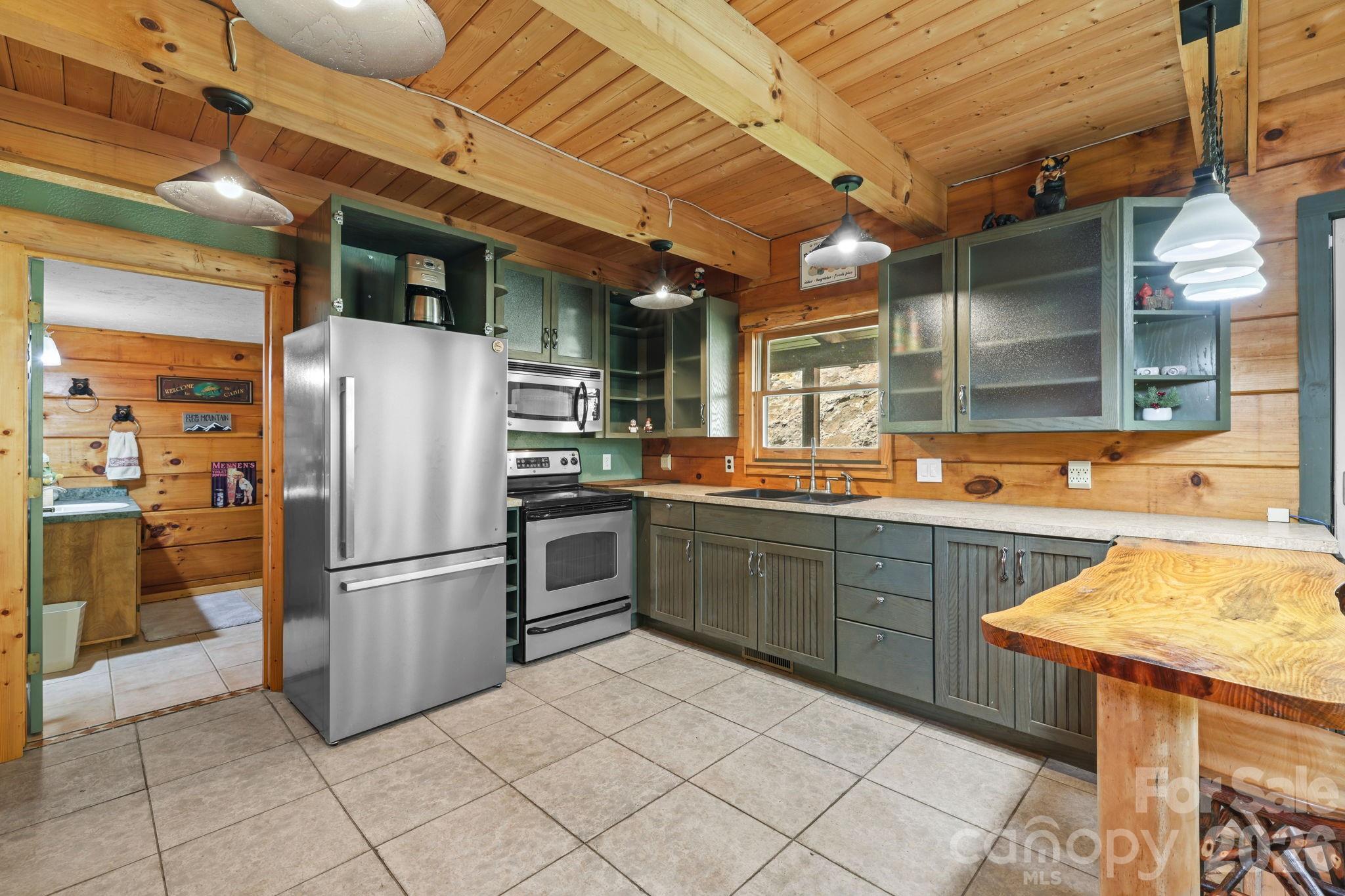 2560 Round Hill Road — Bryson City
