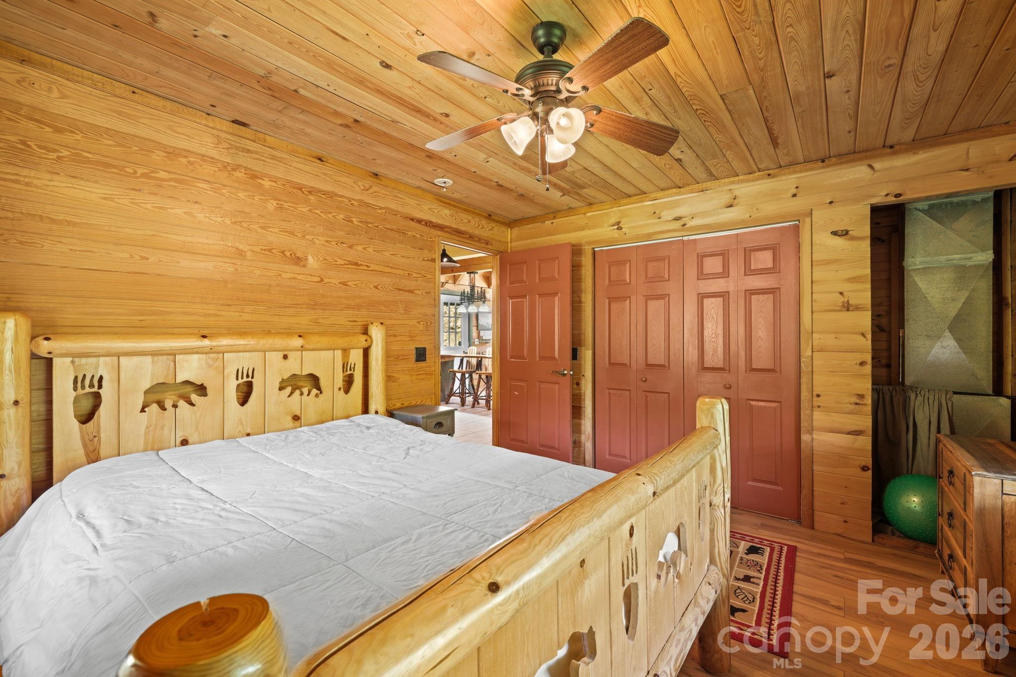 2560 Round Hill Road — Bryson City