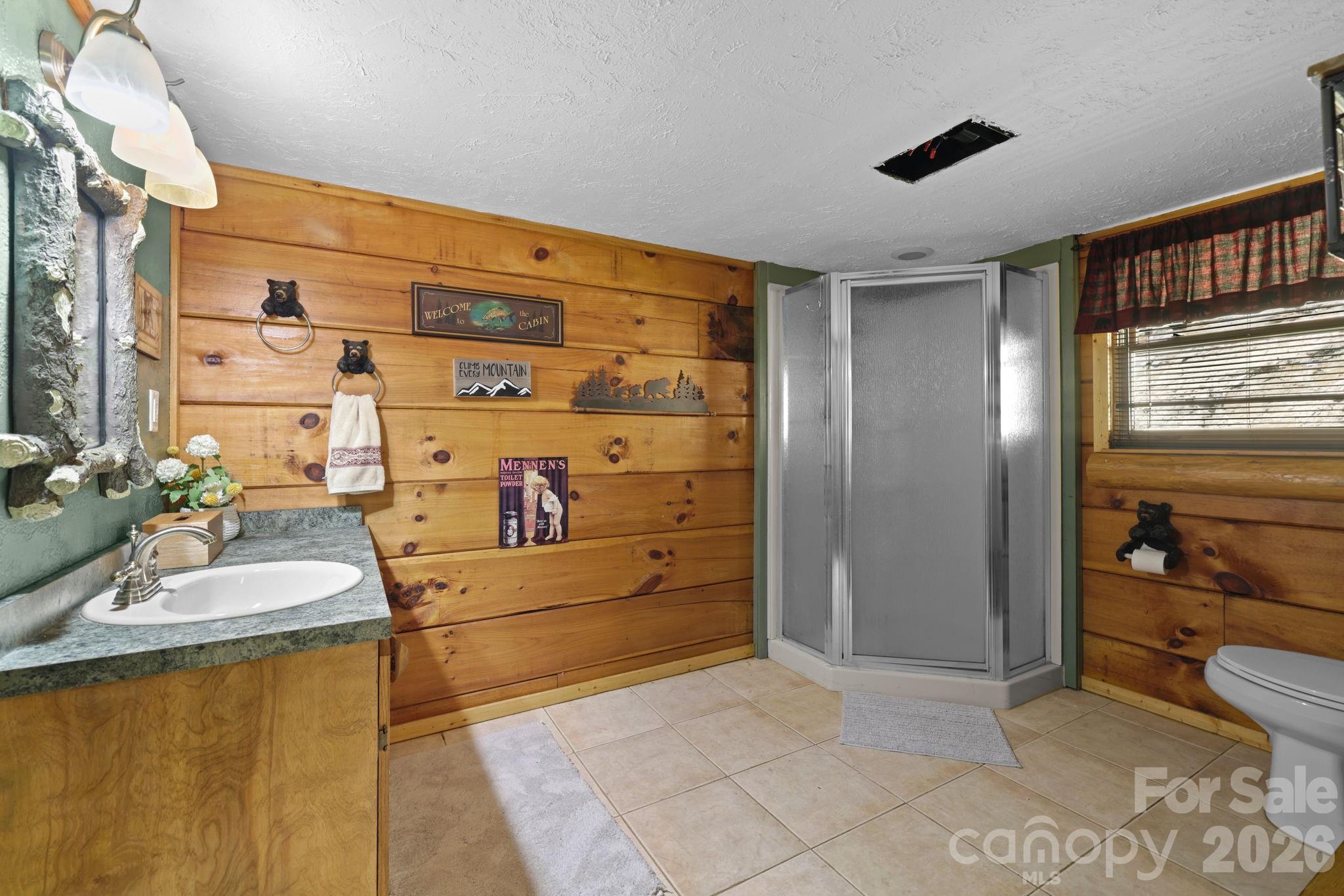 2560 Round Hill Road — Bryson City
