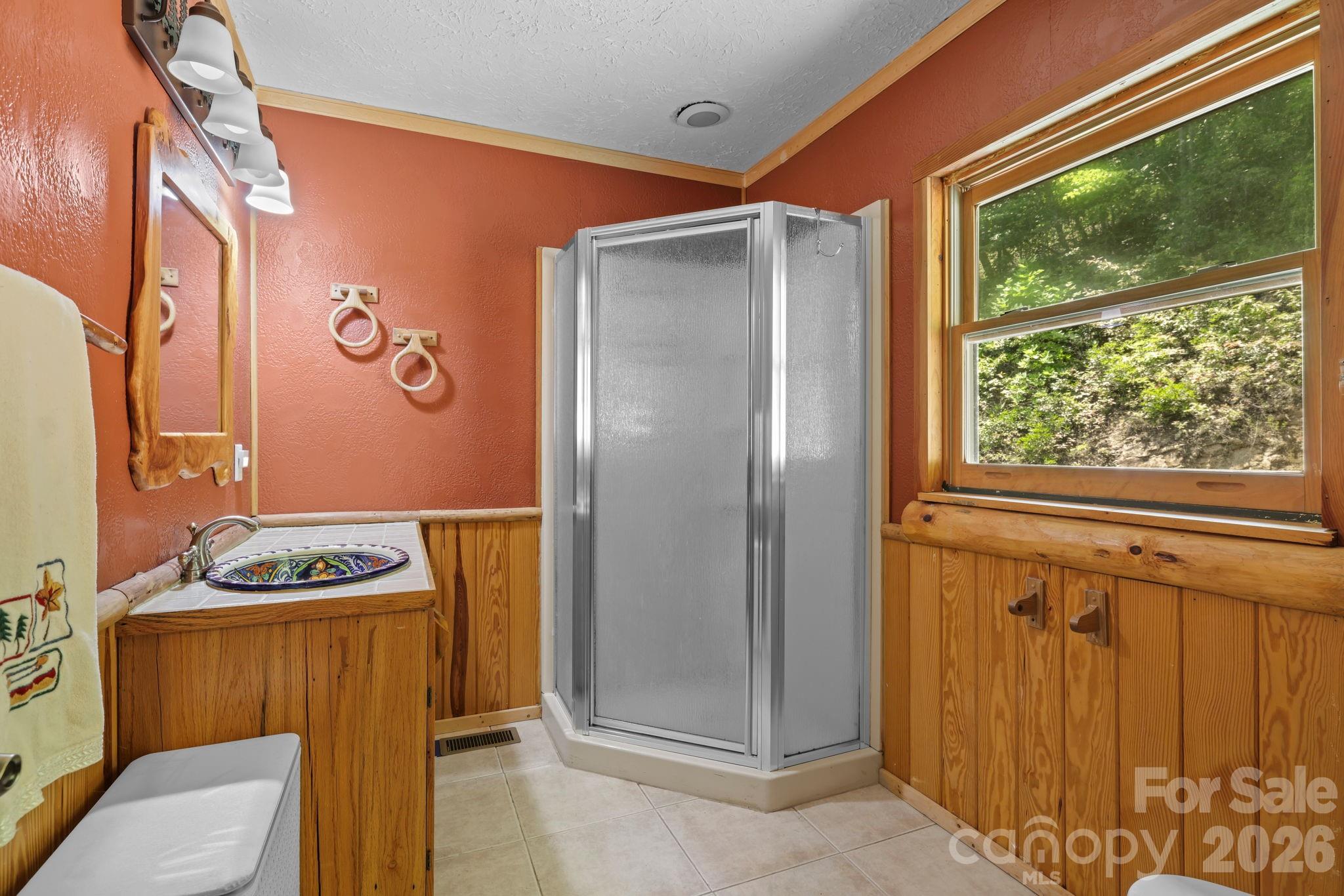 2560 Round Hill Road — Bryson City