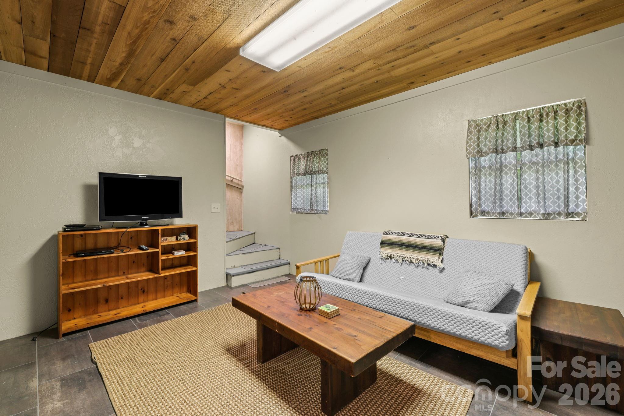 2560 Round Hill Road — Bryson City