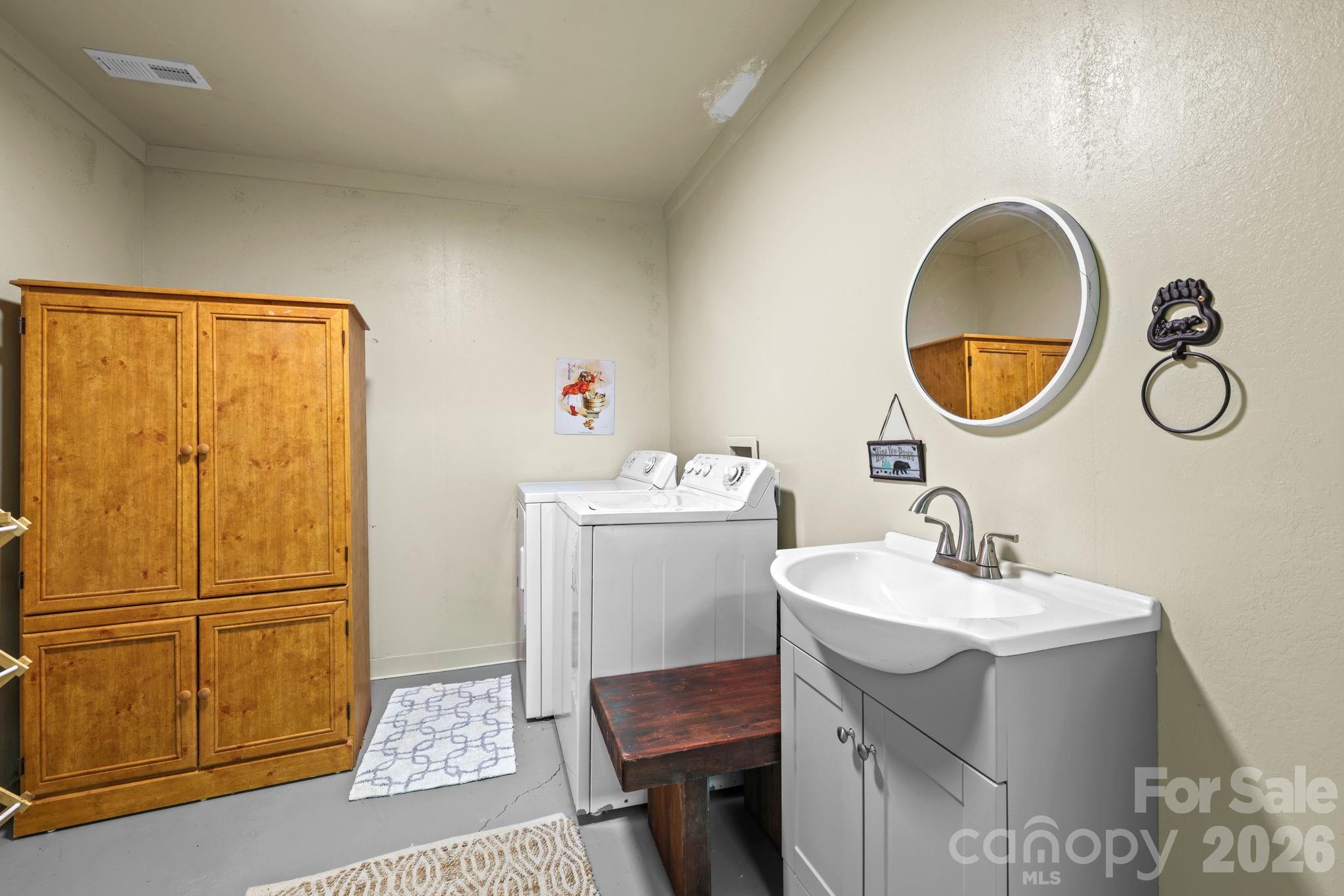 2560 Round Hill Road — Bryson City