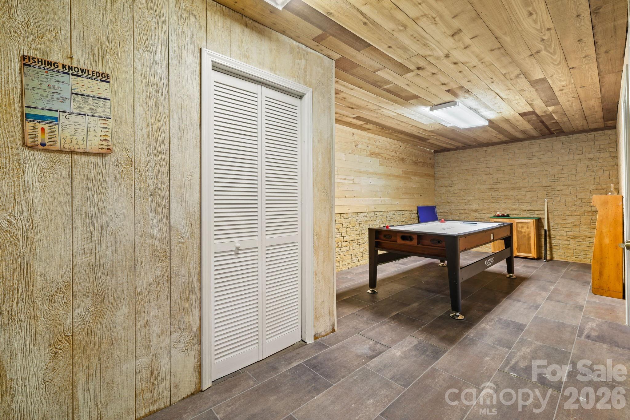 2560 Round Hill Road — Bryson City