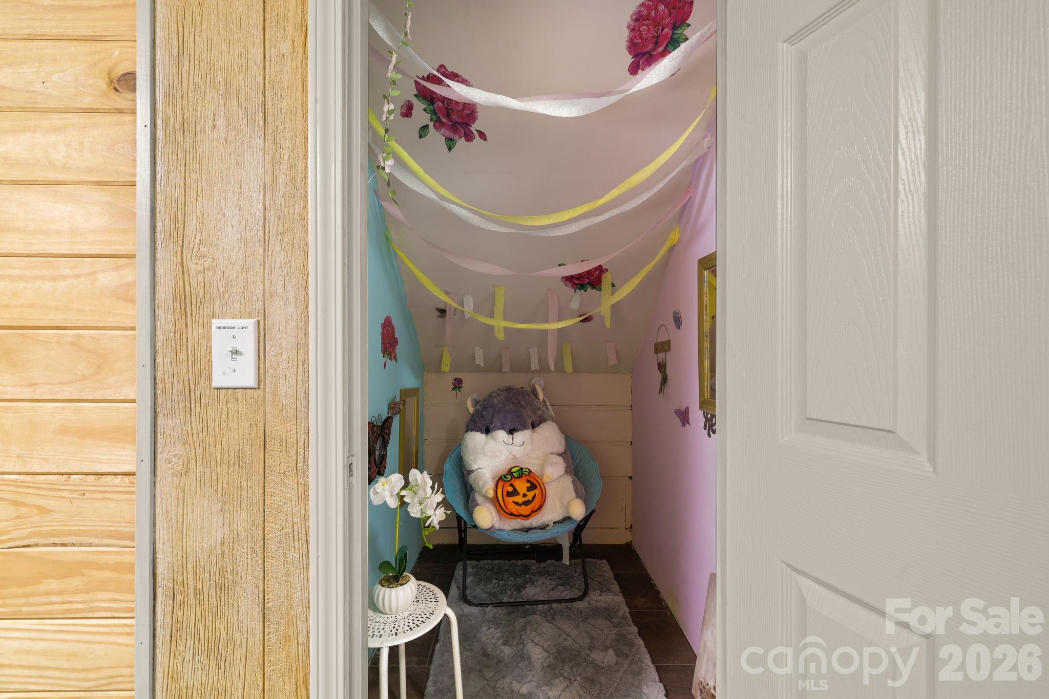 2560 Round Hill Road — Bryson City