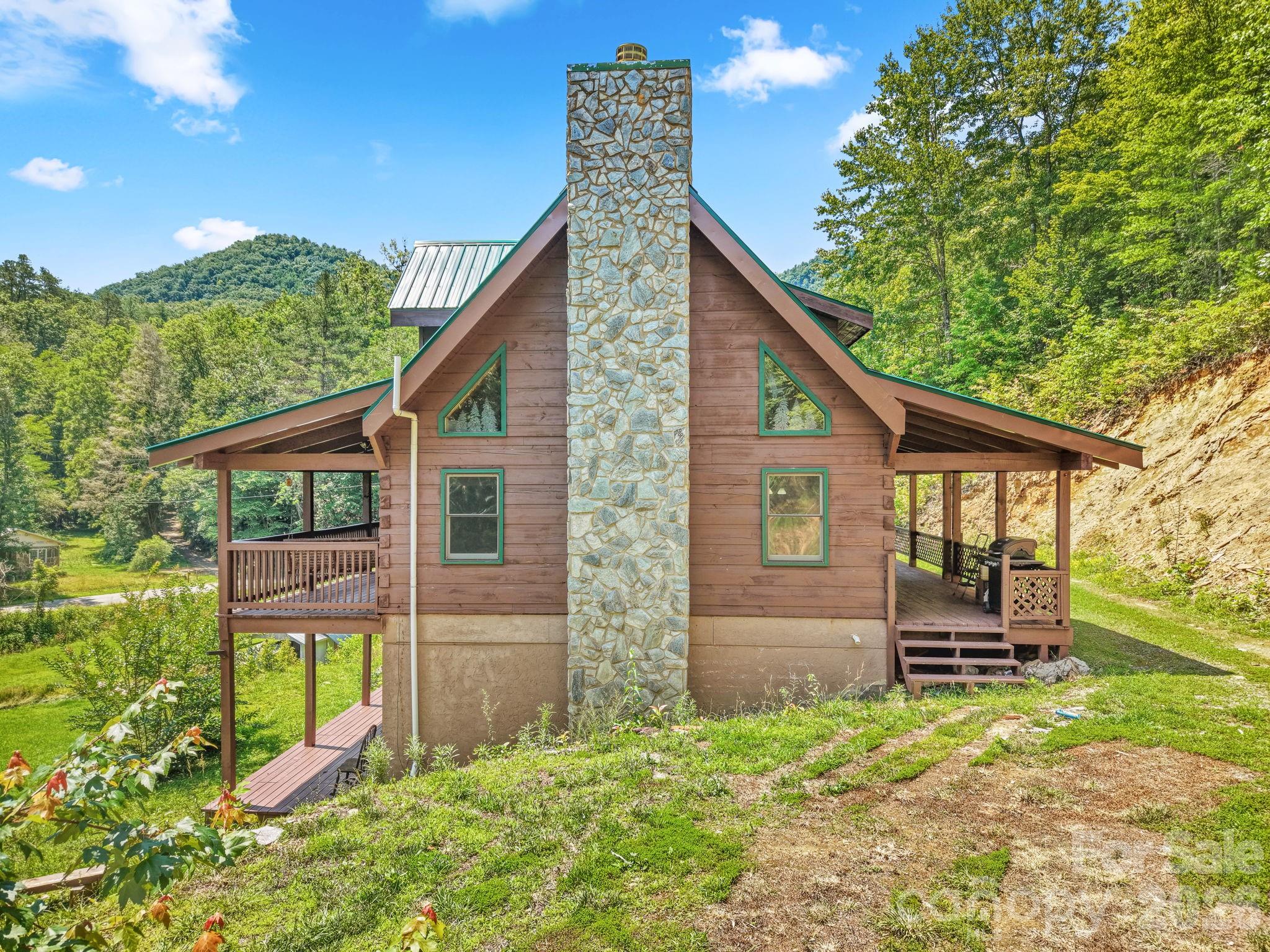 2560 Round Hill Road — Bryson City