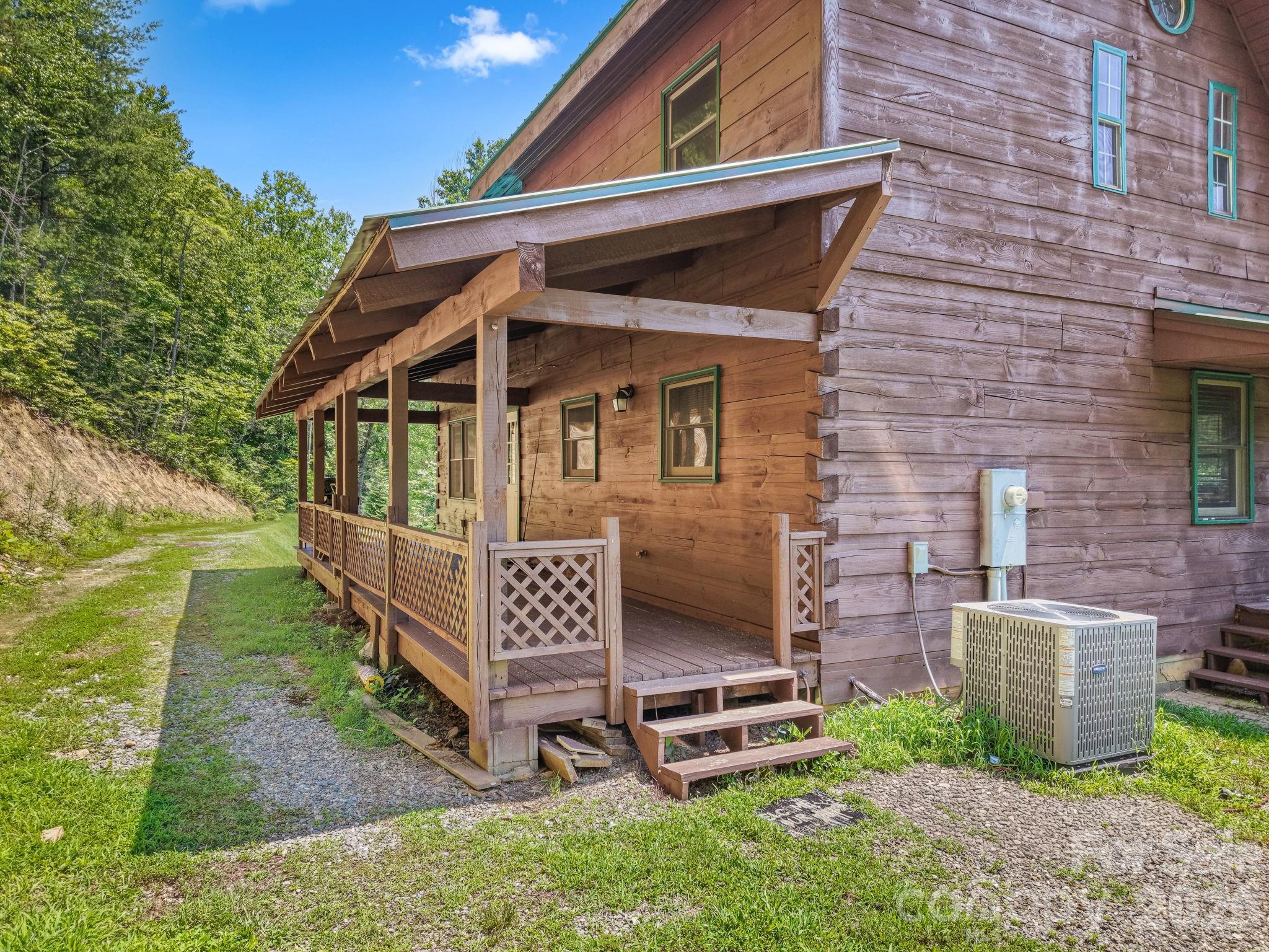2560 Round Hill Road — Bryson City
