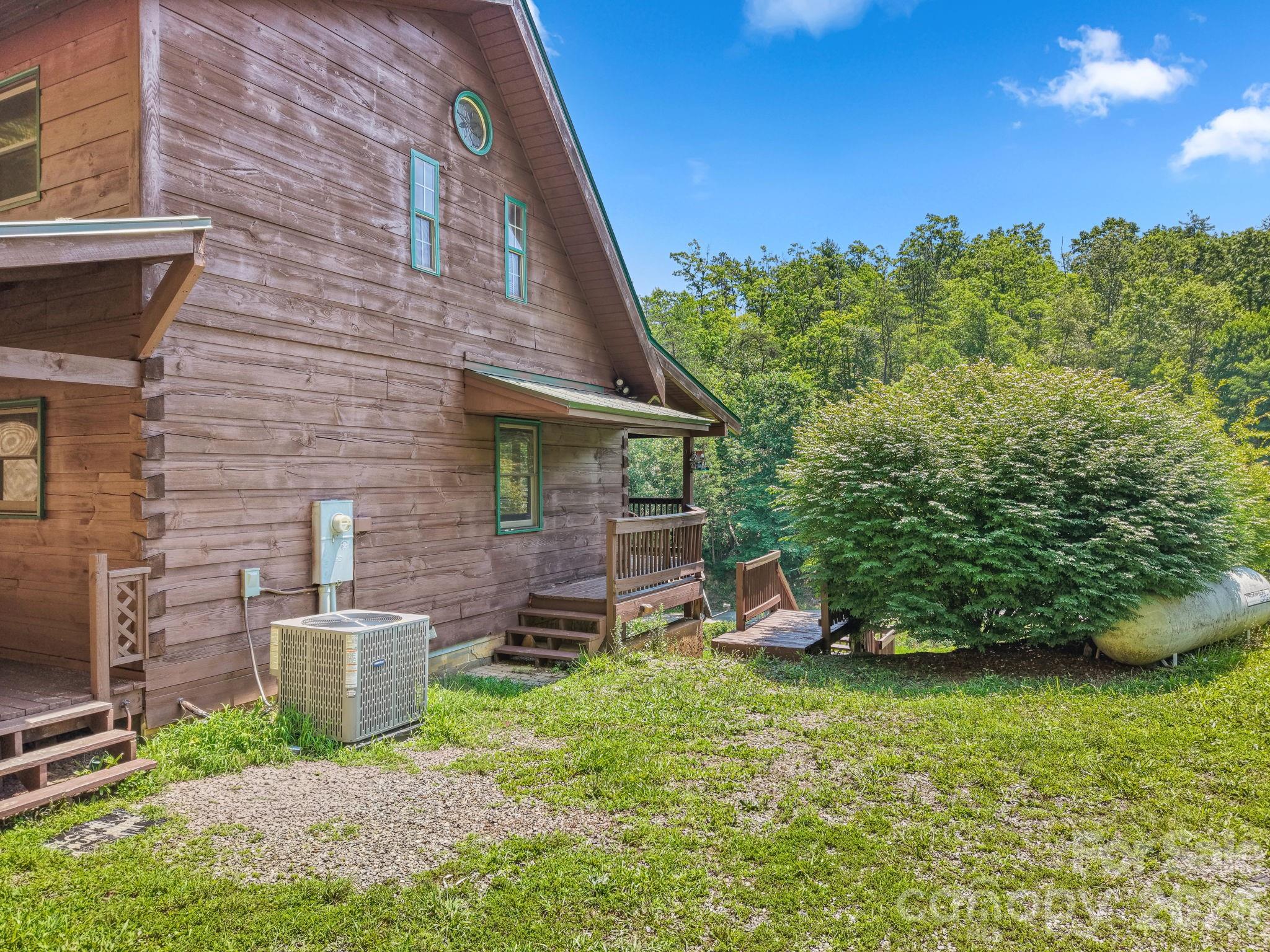2560 Round Hill Road — Bryson City