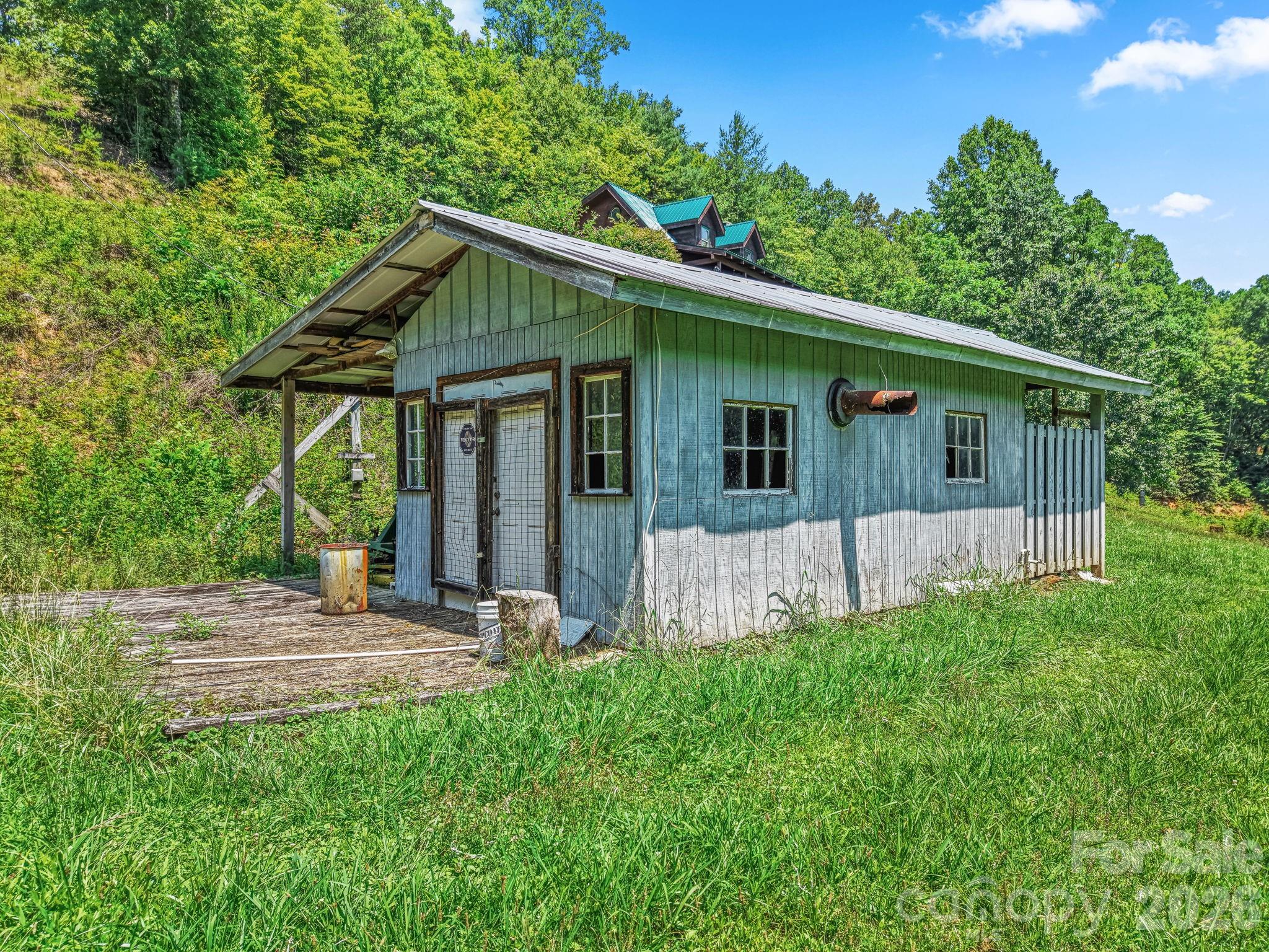 2560 Round Hill Road — Bryson City